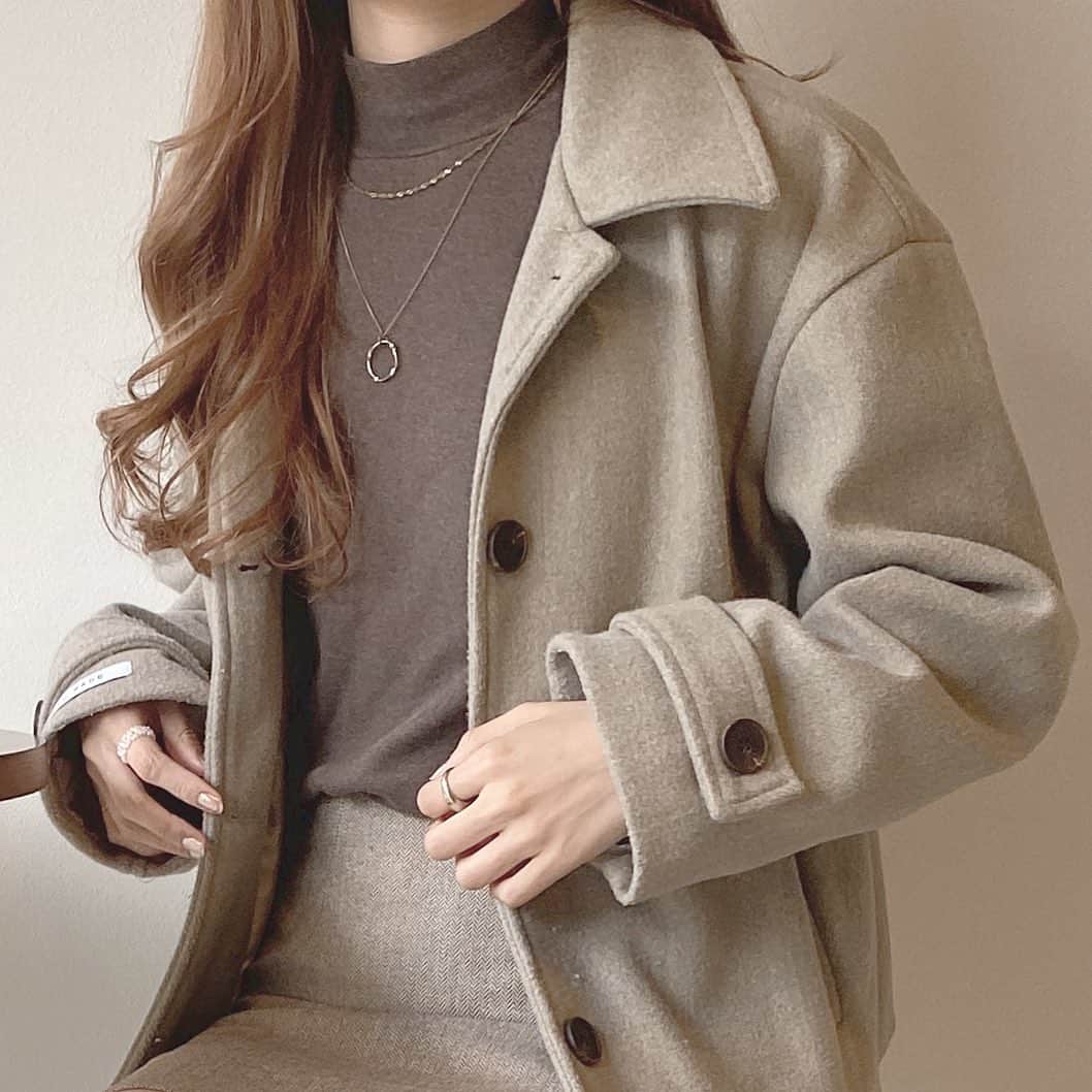 のインスタグラム：「. ショートコート可愛くてお気に入り! @emmyofficial.jp 님🤎🤍 #ショートコート#ブラウンコーデ #ベージュコーデ#ワントーン#淡色女子 #淡色コーデ#ワントーンコーデ」