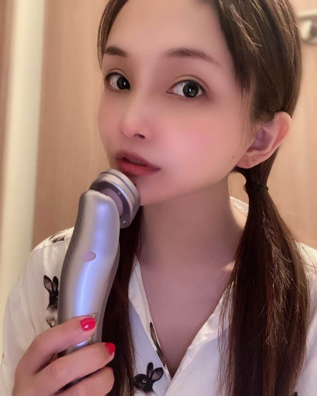 宇佐美あいりさんのインスタグラム写真 - (宇佐美あいりInstagram)「new美顔器💖 EBiSさんのツインエレナイザープレミアム ♫この美顔器はお気に入りでずっと 初期から使ってるんだけど新しくなって久しぶりに使ってみたけどやっぱり最高☺️❣️毛穴ケアとリフトアップをこれ1本で行えて効率的だし、1日10分で週に2~3回程度でキレイな肌になれるよ🤩✨ しかも、今なら最大¥23,800もお得に購入出来るからめっちゃお得すぎる❣️自分へのクリスマスプレゼント🎁にオススメ🤭ストーリー載せてあるから是非スワイプからチェックして見てみてねん☺️💕  #ebis#ツインエレナイザープレミアム#美顔器#ほうれい線改善 #むくみ解消#マッサージ#コードレス #温熱ケア#高速パッティング#温熱機能#美容#お手入れ#童顔#babyface#すっぴん#すっぴん美人#ナチュラル#sexy#cute#お家でケア#japanesegirl#followme」12月8日 21時00分 - airi.usami_official