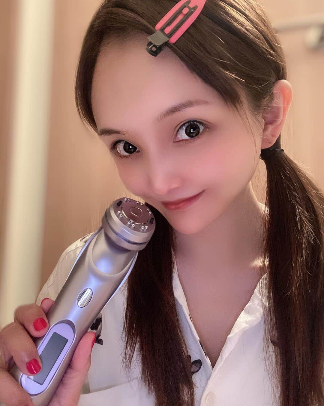 宇佐美あいりさんのインスタグラム写真 - (宇佐美あいりInstagram)「new美顔器💖 EBiSさんのツインエレナイザープレミアム ♫この美顔器はお気に入りでずっと 初期から使ってるんだけど新しくなって久しぶりに使ってみたけどやっぱり最高☺️❣️毛穴ケアとリフトアップをこれ1本で行えて効率的だし、1日10分で週に2~3回程度でキレイな肌になれるよ🤩✨ しかも、今なら最大¥23,800もお得に購入出来るからめっちゃお得すぎる❣️自分へのクリスマスプレゼント🎁にオススメ🤭ストーリー載せてあるから是非スワイプからチェックして見てみてねん☺️💕  #ebis#ツインエレナイザープレミアム#美顔器#ほうれい線改善 #むくみ解消#マッサージ#コードレス #温熱ケア#高速パッティング#温熱機能#美容#お手入れ#童顔#babyface#すっぴん#すっぴん美人#ナチュラル#sexy#cute#お家でケア#japanesegirl#followme」12月8日 21時00分 - airi.usami_official