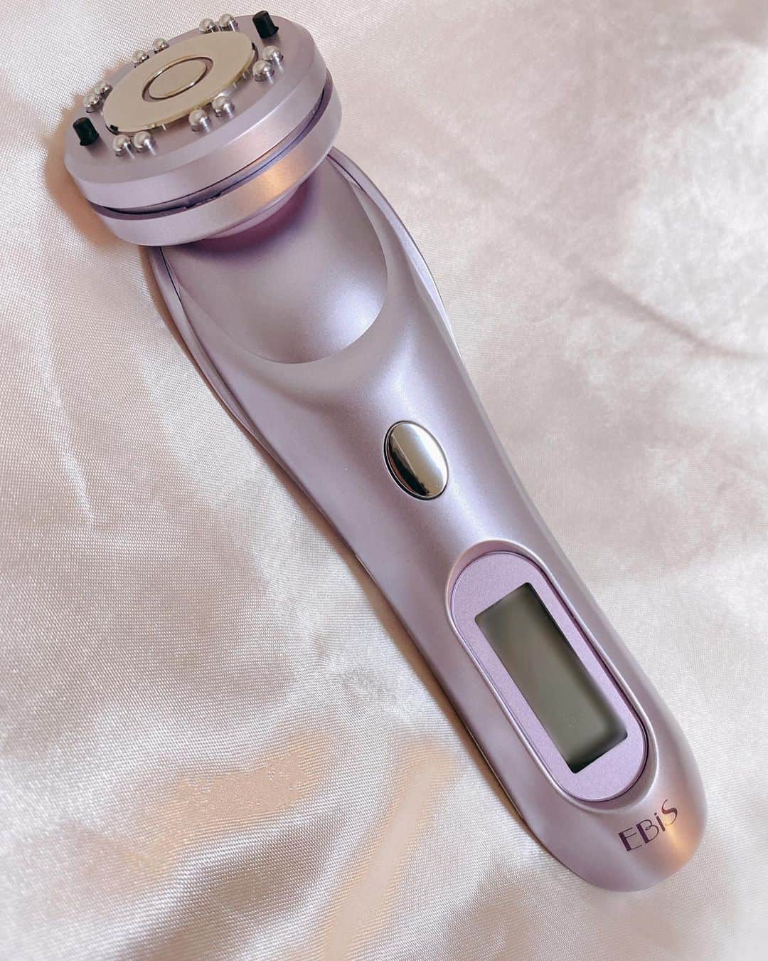 宇佐美あいりさんのインスタグラム写真 - (宇佐美あいりInstagram)「new美顔器💖 EBiSさんのツインエレナイザープレミアム ♫この美顔器はお気に入りでずっと 初期から使ってるんだけど新しくなって久しぶりに使ってみたけどやっぱり最高☺️❣️毛穴ケアとリフトアップをこれ1本で行えて効率的だし、1日10分で週に2~3回程度でキレイな肌になれるよ🤩✨ しかも、今なら最大¥23,800もお得に購入出来るからめっちゃお得すぎる❣️自分へのクリスマスプレゼント🎁にオススメ🤭ストーリー載せてあるから是非スワイプからチェックして見てみてねん☺️💕  #ebis#ツインエレナイザープレミアム#美顔器#ほうれい線改善 #むくみ解消#マッサージ#コードレス #温熱ケア#高速パッティング#温熱機能#美容#お手入れ#童顔#babyface#すっぴん#すっぴん美人#ナチュラル#sexy#cute#お家でケア#japanesegirl#followme」12月8日 21時00分 - airi.usami_official