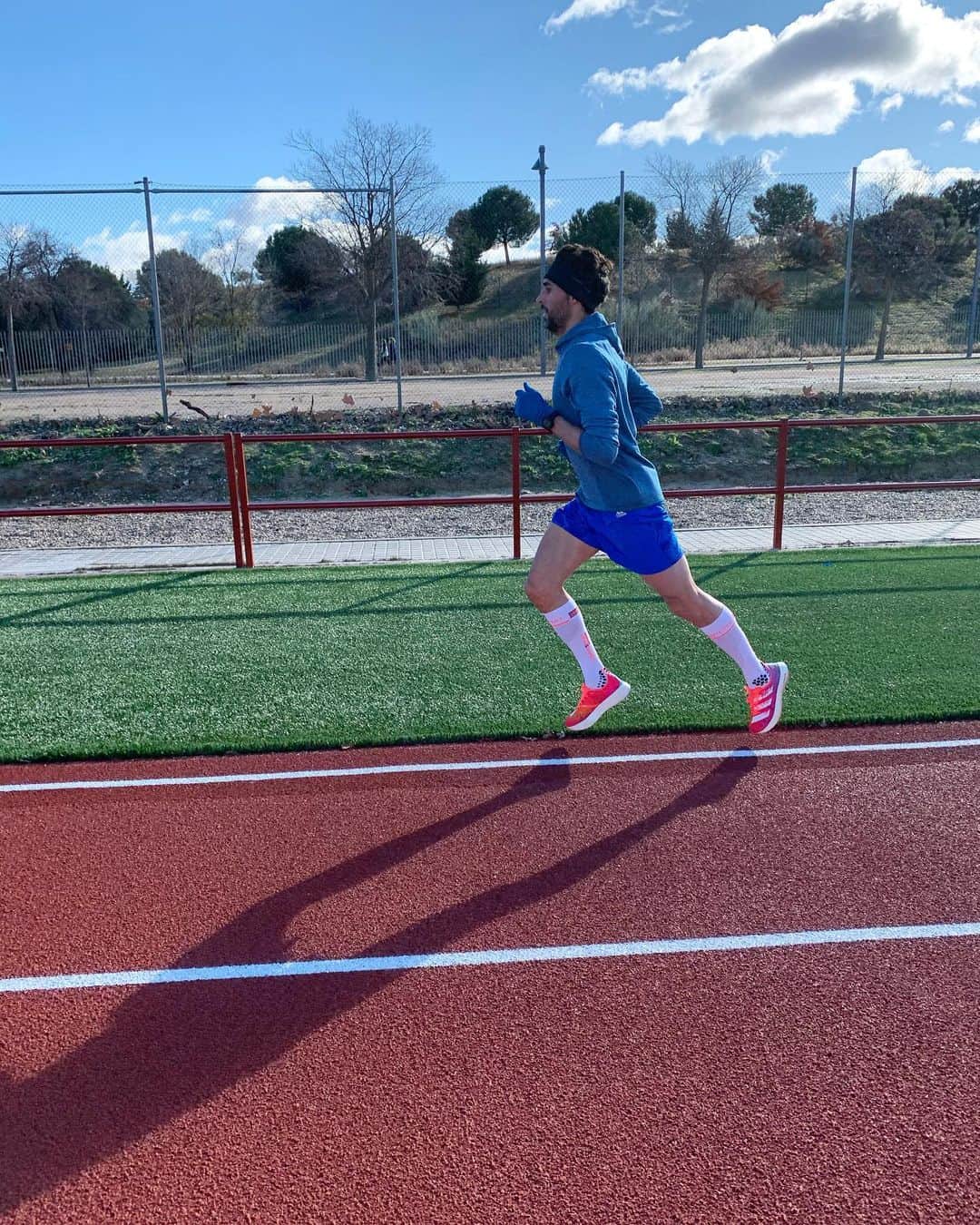 アルバロ・アルベロアのインスタグラム：「¡Día de pista! Lo mucho que cuesta ponerse en forma y lo poco que tarda en perderse. Volveremos. 💪🏼 #adidasadizeroadiospro  📸  @lmkenya」