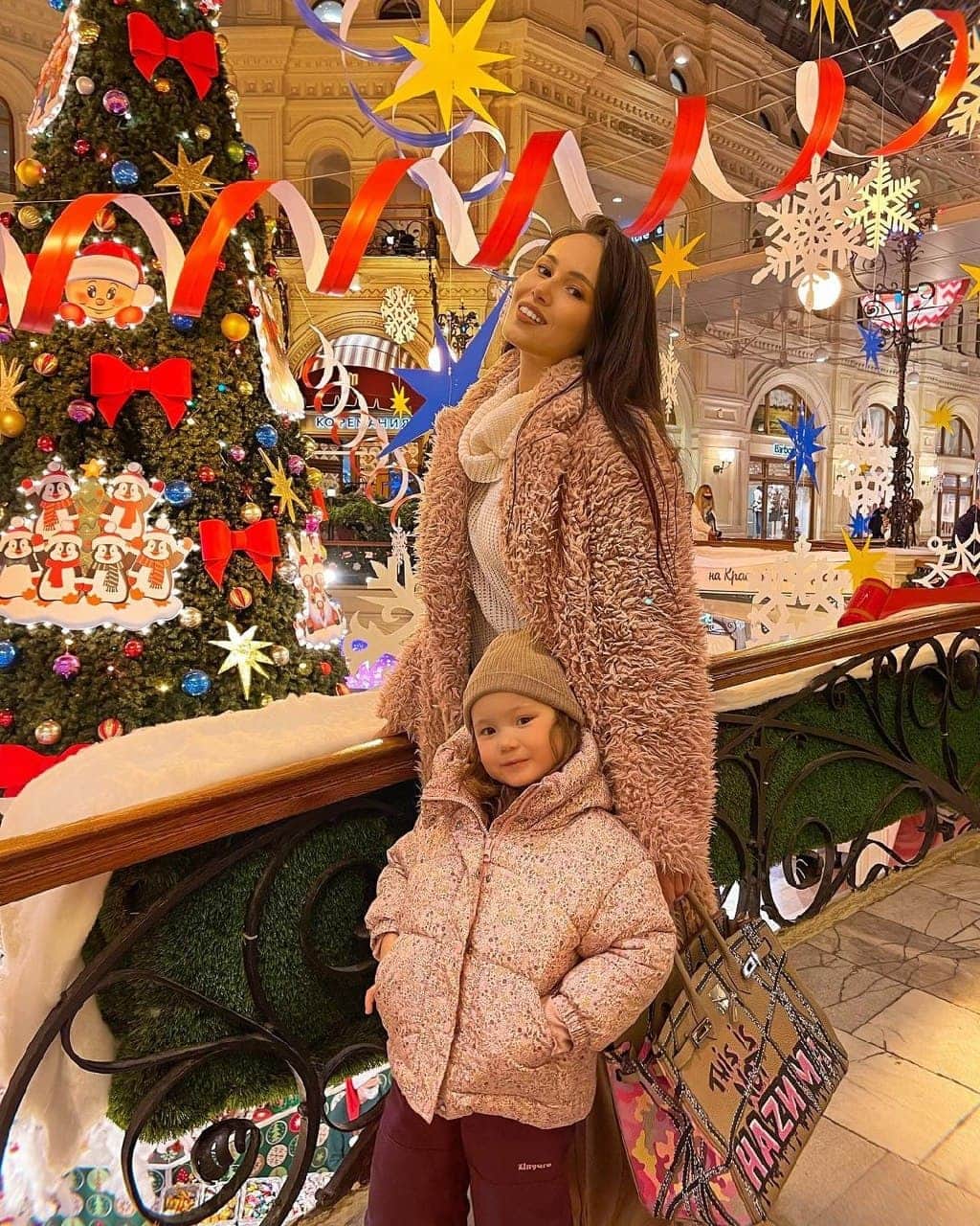 RU.TVさんのインスタグラム写真 - (RU.TVInstagram)「🎁 Nazima со своей дочкой готовятся к Новому году и уже отправились за подарками! ⠀ ☺ А ты уже придумала, что будешь дарить близким? Расскажи в комментариях! ⠀ #rutv #рутв #nazima @13nazima」12月8日 21時00分 - ru_tv