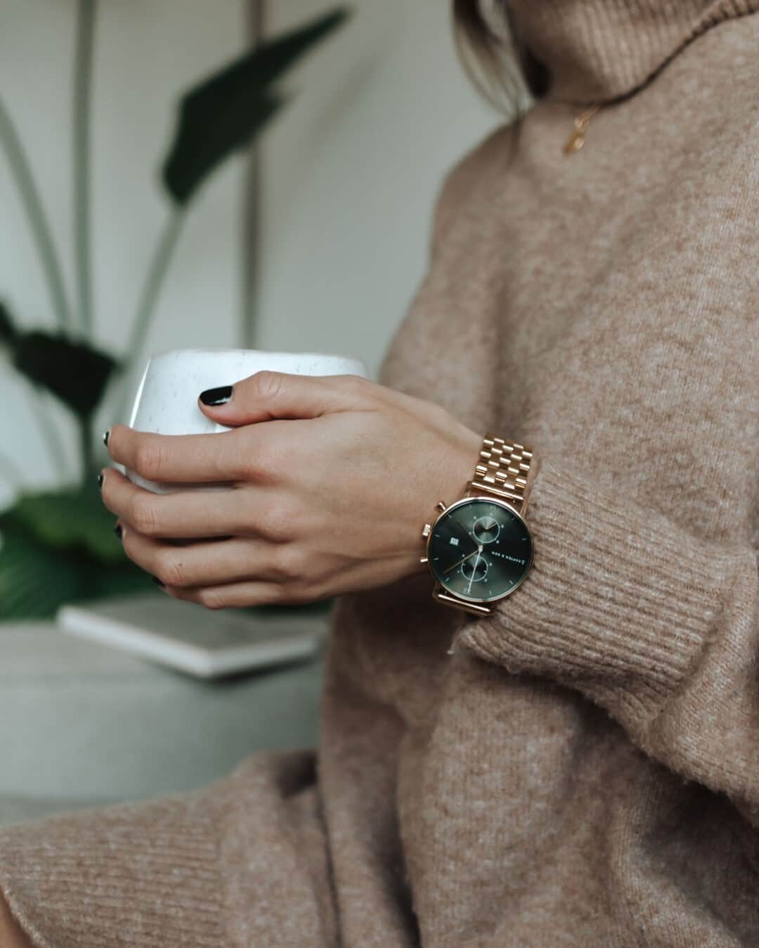 Kapten & Sonさんのインスタグラム写真 - (Kapten & SonInstagram)「'Less mindless hustle more mindful magic.' ✨ Take time for yourself, enjoy a good tea and make sure to shop our beloved watch Chrono Gold "Green Steel" before it's stock out! 🤫 Extra X-MAS SPECIAL: you'll get a free washbag in all black as an add on with every product! Hurry up and shop your X-MAS gifts now! 🎁 #bekapten #kaptenandson⁠ .⁠ .⁠ .⁠ #watch #chrono #gold #green #xmas #deal #special #addon #free #washbag #cozy #winter #inspo ⁠」12月8日 21時01分 - kaptenandson