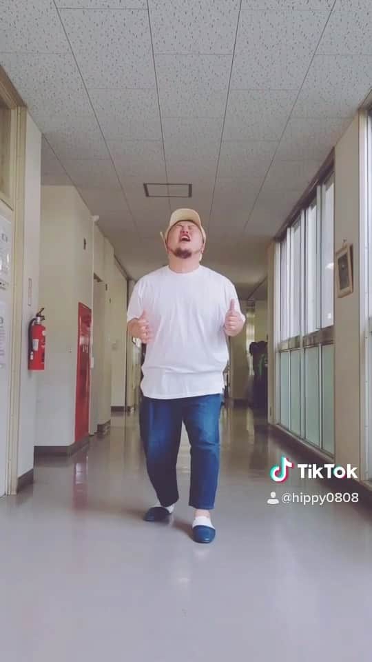 HIPPYのインスタグラム：「訪問した学校の昼休憩で 自分の曲が流れたので 全力で歌ってみた  #君に捧げる応援歌」