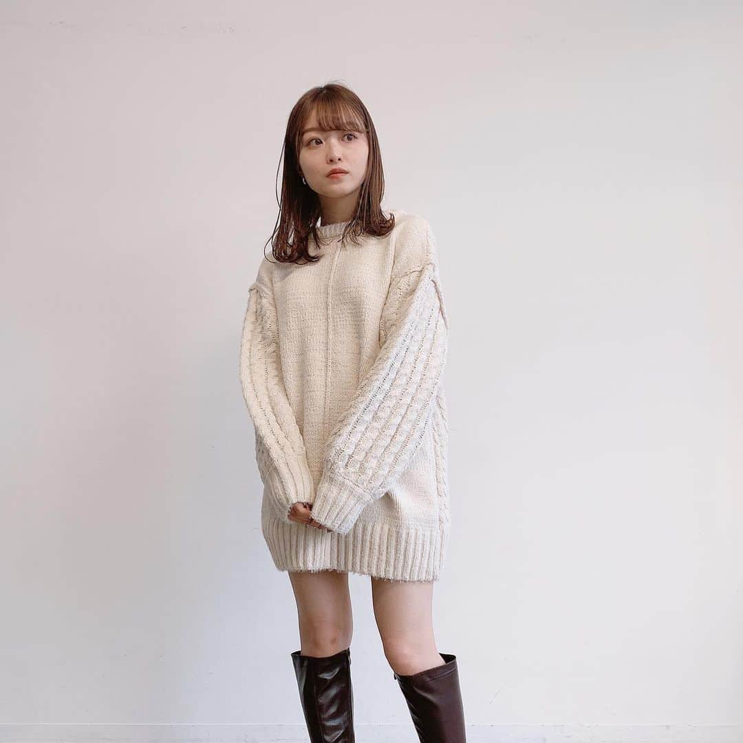 Vannie Officialのインスタグラム：「⠀⠀ ⠀ 明日12:00発売の新作ニットをチラ見せ♡ ⠀ ⠀ ⠀ #vannie_u#ヴァニーユー #ZOZOでしか買えない⠀⠀  お問い合わせはDMまでご連絡ください‪‪☺︎‬」