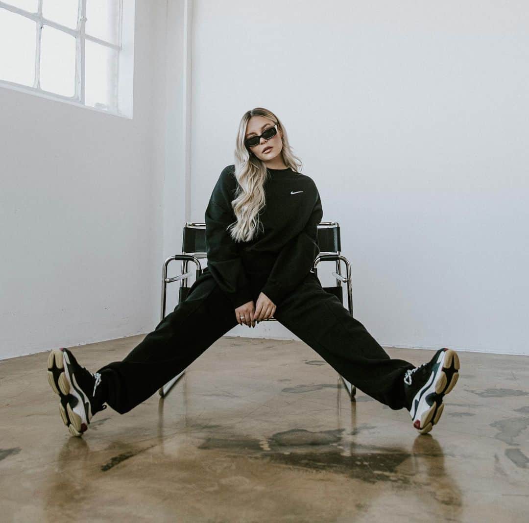 のインスタグラム：「𝐉𝐈𝐍𝐆𝐋𝐄 𝐁𝐄𝐄 🎅🏼✨ - 𝐓𝐀𝐆 𝟖  a n z e i g e  Heute verlose ich zusammen mit @pluggi 2 Paar BALENCIAGA SNEAKER in den Modellen Triple S & Speed in EURER Größe an 2 von euch 😏💥   𝗜𝗵𝗿 𝘄𝗼𝗹𝗹𝘁 𝗱𝗶𝗲 𝗕𝗔𝗟𝗘𝗡𝗖𝗜𝗔𝗚𝗔 𝗦𝗡𝗘𝗔𝗞𝗘𝗥 𝗴𝗲𝘄𝗶𝗻𝗻𝗲𝗻? 𝗗𝗮𝘀 𝗺ü𝘀𝘀𝘁 𝗶𝗵𝗿 𝘁𝘂𝗻:   1️⃣ Folge MIR & @pluggi 2️⃣ Dieses Bild LIKEN 3️⃣ Kommentiere einen Emoji (DU kannst auch mehrfach kommentieren, JEDER nimmt teil) 💪🏻   Die 2 Gewinner werden morgen unter meinem Post von  𝐓𝐀𝐆 𝟗 bekannt gegeben - ihr habt 24 Stunden Zeit, ALSO BEEILT EUCH 😍 Ganz viel Glück! 🖤  Teilnahmebedingungen: www.keinhype.de/teilnahmebedingungen-dagi  ————————————————————————————————— Beim gestrigen JINGLE BEE - 𝐓𝐀𝐆 𝟕 konntet Ihr ein umstyling bei @diego.fossa mit eurer besten Freundin gewinnen 😍 10x das DIEGO FOSSA Styling set & noch 10x REDKEN Produktsets.  𝗛𝗜𝗘𝗥 𝗱𝗶𝗲 𝗚𝗲𝘄𝗶𝗻𝗻𝗲𝗿𝗶𝗻 𝘃𝗼𝗺 𝘂𝗺𝘀𝘁𝘆𝗹𝗶𝗻𝗴 𝗯𝗲𝗶 𝗗𝗜𝗘𝗚𝗢 : @kiarasoennichsen  𝗛𝗜𝗘𝗥 𝗱𝗶𝗲 𝟭𝟬 𝗚𝗲𝘄𝗶𝗻𝗻𝗲𝗿 𝗱𝗲𝗿 𝗗𝗜𝗘𝗚𝗢 𝗙𝗢𝗦𝗦𝗔 𝗦𝘁𝘆𝗹𝗶𝗻𝗴 𝗦𝗲𝘁𝘀 & 𝗥𝗘𝗗𝗞𝗘𝗡 𝗣𝗿𝗼𝗱𝘂𝗸𝘁𝘀𝗲𝘁𝘀 :  @soophishkaa @josieswtpea @selinafidalgo @lenalxx @angieoelpe @maja.hffm @lifelikelisaxo @jennishlz @juliathiele_ @jaackyhooney  HERZLICHEN GLÜCKWUNSCH 🖤」