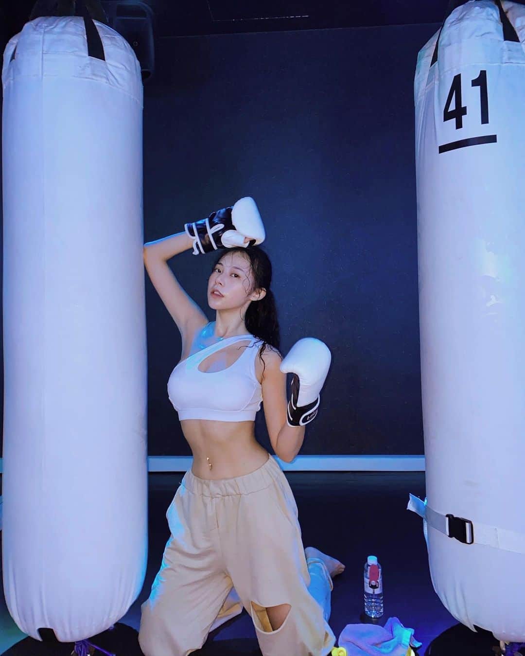 張香香のインスタグラム：「第一次上配合音樂有氧的拳擊🥊 刻意挑了最累的課體驗😳 幸好平常有在瑜珈有在運動 45分鐘的課程都沒停下來休息 給自己一個掌聲鼓勵😆👏🏻 #貓貓拳🐱🥊」