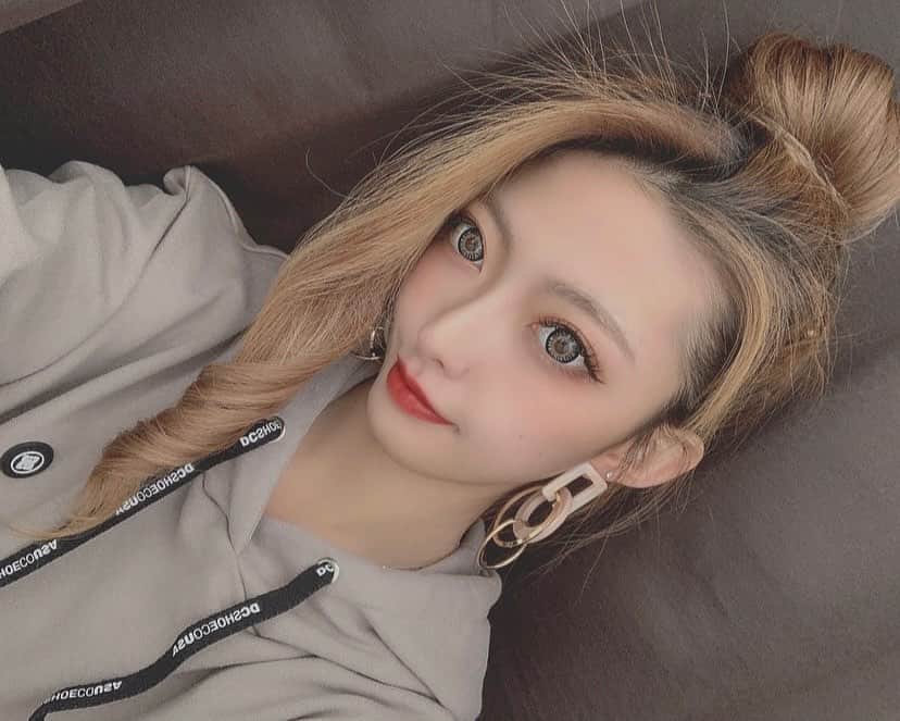 吉永江利のインスタグラム：「次髪色何色にしようかな〜ん👀  ？？？？？？？？？？？⁉️  #selfie #gal #ootd #make #hair #japan #korea #model #fashion #code #followme #likes #instagood #instalike  #今日好き #今日好きになりました#モデル  #19歳」