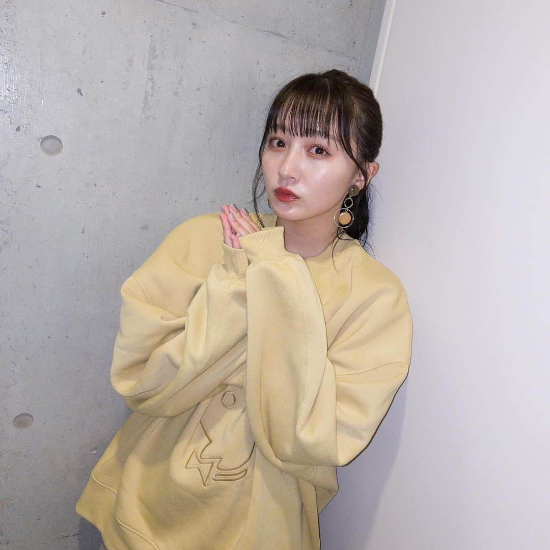 山本彩加さんのインスタグラム写真 - (山本彩加Instagram)「﻿ ﻿ #gu さんと #playboy さんのコラボスウェット！﻿ 可愛い☺︎﻿ ﻿ この色味も絶妙で、アクセントになってかわいい♡﻿ ﻿ ﻿ ﻿ ﻿ #私服 #やんコーデ」12月8日 21時03分 - ayaka48_yanyan