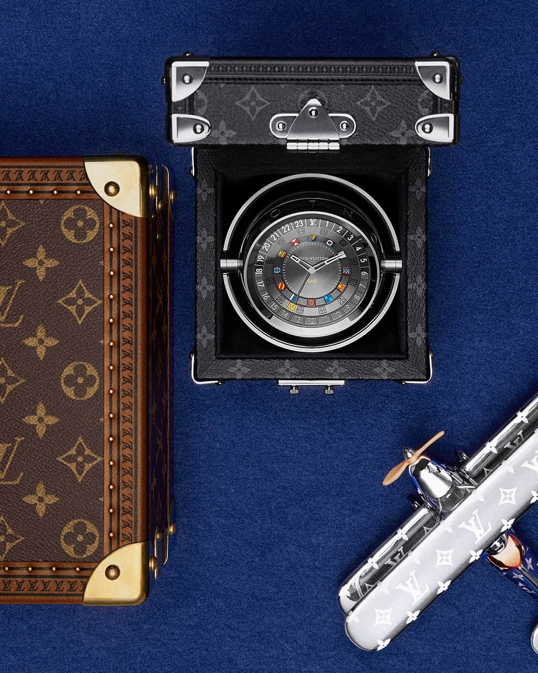 ルイ・ヴィトンさんのインスタグラム写真 - (ルイ・ヴィトンInstagram)「The treasure of time. #LouisVuitton’s legendary Art of Travel meets traditional functionality in the Trunk Table Clock. Explore the entire #LVGifts selection via link in bio.」12月8日 21時14分 - louisvuitton