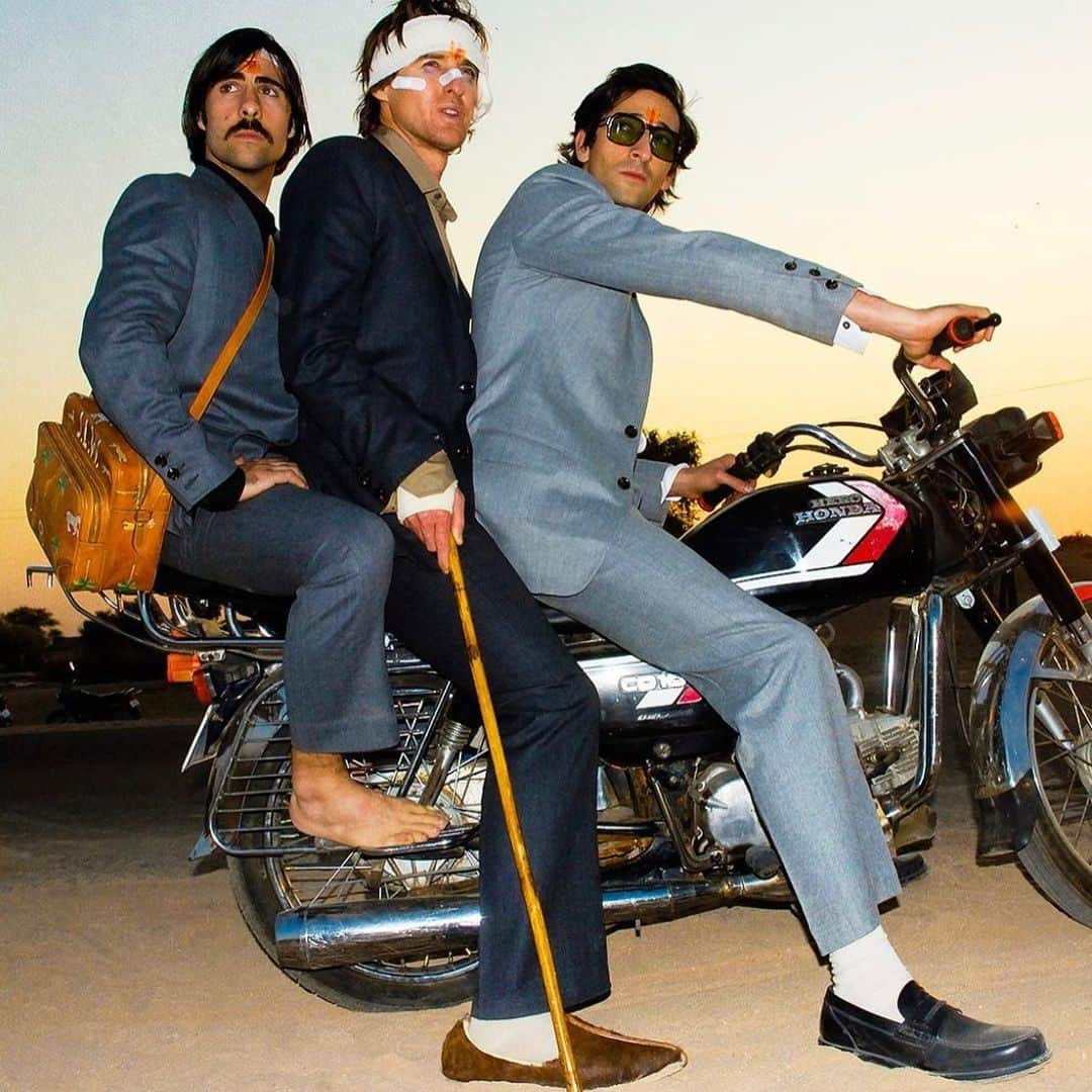 エイドリアン・ブロディのインスタグラム：「Peter, Francis, Jack #brothers #rolling  #threeup on #100 cc’s in #rajasthan #india #thedarjeelinglimited #wesanderson #owenwilson #jasonschwartzman #romancoppola #whatajourney」