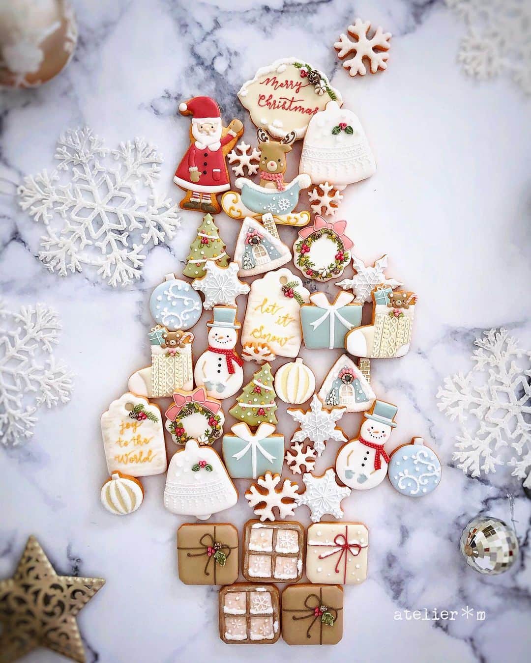 melodyのインスタグラム：「🎄✨❄️☃️🎅  今年お作りさせていただいたアドベントカレンダーです🎄✨﻿ ﻿ 2018年の時点で2020年度分のご予約をいただきましたお客様には、2年という月日を経て、ようやくお届けさせていただくことが出来ました。長い間お待ちいただきましたこと、心より感謝申し上げます。﻿ ﻿ そして先ほど、2021年度分アドベントカレンダーのご予約について、atelier＊mのストア会員様、またご購入履歴のあるお客様に、ログインパスワードを記載したメルマガを送信いたしました。（メルマガ配信の設定を解除されている場合は届きません）﻿ ﻿ 【ご予約開始日時﻿】 2020年12月09日(水) 20:00〜﻿ ＜先着2名様まで＞﻿ ﻿ 詳しくは、@melody_wiiish のプロフィール下のリンクからオンラインストアに飛んでいただき、ご確認ください。﻿ どうぞよろしくお願いいたします♪﻿ ﻿ ＊＊＊﻿ ﻿ #天然色素#国産#アイシングクッキー#アトリエエム#クリスマス#Christmas#アドベントカレンダー#Adventcalendar#ギフト#design#flower#日本#糖霜餅乾#曲奇#flowers#design﻿ #pic#cookies#sugarcookies#decoration#icingcookies﻿ #japan#Instagram#instagramjapan#IgersJP#cupcakeproject﻿ #ファインダー越しの私の世界#スイーツ#sweets#instasweet」