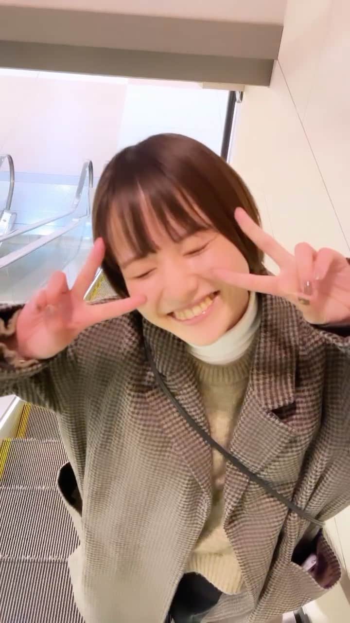 のインスタグラム：「ピースピースピース  #樺澤まどか  ※撮影時のみマスクを外してます。 #吉本坂46 #吉本スタッフ #今日のコーデ #彼女感 #デート風 #デート #リール #reels #ノーマルカメラ #winter #winterfashion #冬服コーデ #マネージャー #ピース #エスカレーター #散歩 #夜 #ショートヘア #ショート #寒い」