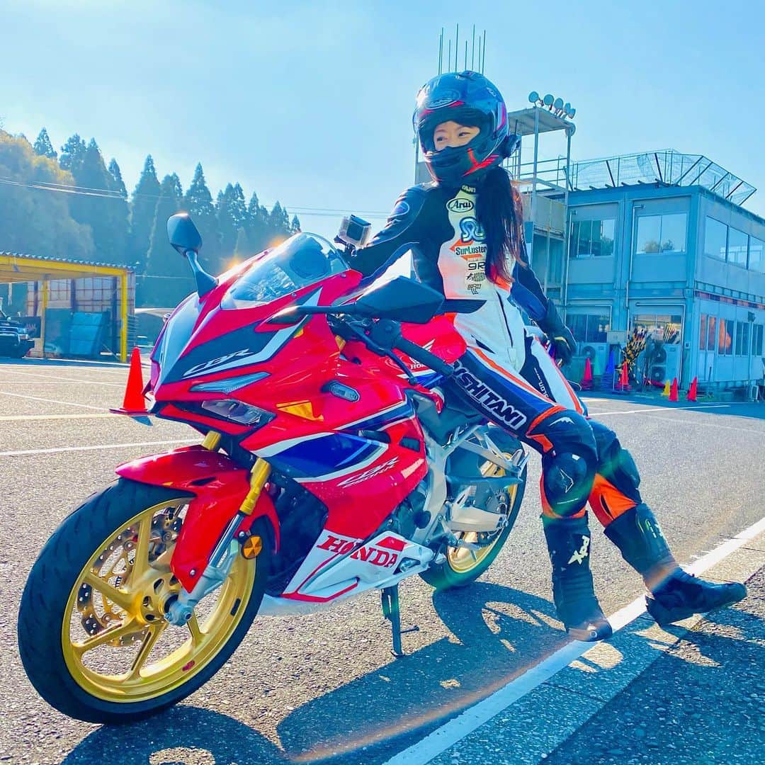 のインスタグラム：「今日は2020年最後の #週刊バイクTV 収録の日❣️( ' ' )♡ 今年ラストを気持ちよく締めてくれたのは #CBR250RR だよ✨d('∀'*) ビジュアルもスペックも、私のツボにハマりました😍💕  #週刊バイクTV #ありがとうございます☺️💐」