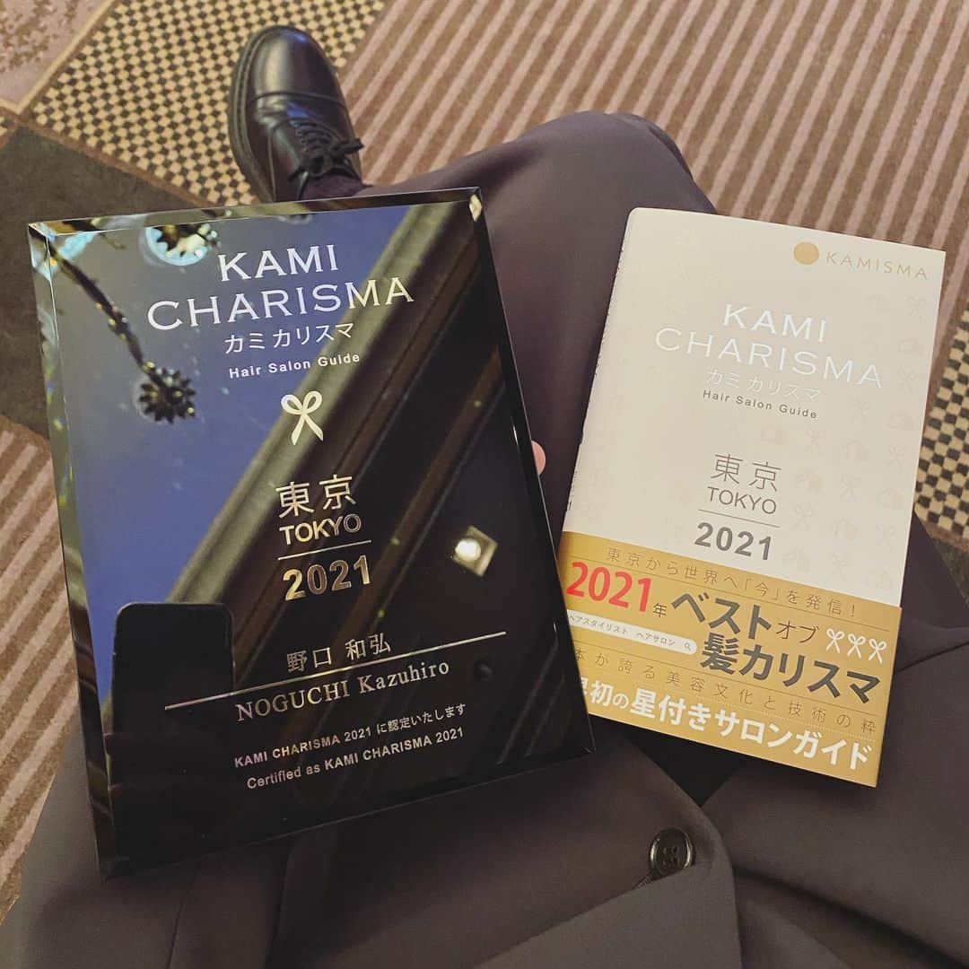 野口和弘さんのインスタグラム写真 - (野口和弘Instagram)「KAMI CHARISMA 東京 2021。 今年もまた受賞致しました。 . 2年連続で選ばれるとは。 . 本当にありがたい限りです。 . お客様、CIECA.スタッフ、お世話になった方々のおかげで頂けた賞です。 . これからも今まで以上に精進して皆さまに素敵なデザインを提供できるように頑張ります。 . 是非カミカリスマのガイドブックも見てみてくださいね。 . いい男に写ってます。笑 . . #カミカリスマ #cieca.」12月8日 21時09分 - cieca.noguchi