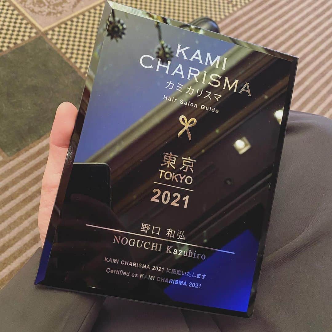 野口和弘のインスタグラム：「KAMI CHARISMA 東京 2021。 今年もまた受賞致しました。 . 2年連続で選ばれるとは。 . 本当にありがたい限りです。 . お客様、CIECA.スタッフ、お世話になった方々のおかげで頂けた賞です。 . これからも今まで以上に精進して皆さまに素敵なデザインを提供できるように頑張ります。 . 是非カミカリスマのガイドブックも見てみてくださいね。 . いい男に写ってます。笑 . . #カミカリスマ #cieca.」
