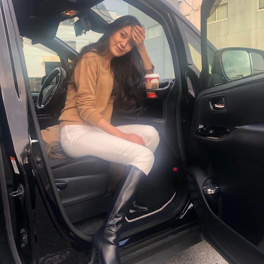 のインスタグラム：「.﻿ 車やしいけるやろうと思ってこのコーデに﻿ マフラーだけで外出たら案の定寒すぎたから﻿ 車でも外出る時はやっぱアウターいるなぁ〜って話やねんけど﻿ みんな興味あった？😂﻿ ﻿ #写真撮ってもらう時 #風に耐えまくる2人 #妹カメラマン #なかよし姉妹 #姉妹 #ブーツ #川根美優 #みゆみゆ #黒髪 #黒髪ロング #ロングヘア #スーパーロング #黒髪ヘアスタイル #黒髪ヘアアレンジ #ハッピーガール #birthday #beauty #blackhair #happy #love #hair #follow #followme」