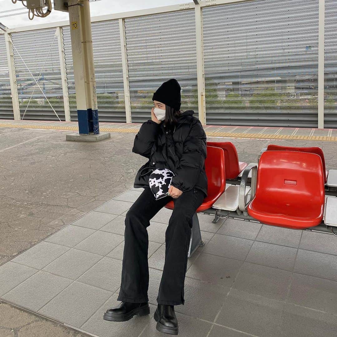 河崎みーなさんのインスタグラム写真 - (河崎みーなInstagram)「all black outfit🖤 牛柄バックがワンポイントになっててお気に入り🐮🖤 @freshy_jp  . .」12月8日 21時10分 - minakawasaki