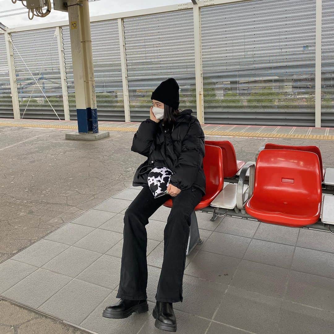 河崎みーなのインスタグラム：「all black outfit🖤 牛柄バックがワンポイントになっててお気に入り🐮🖤 @freshy_jp  . .」