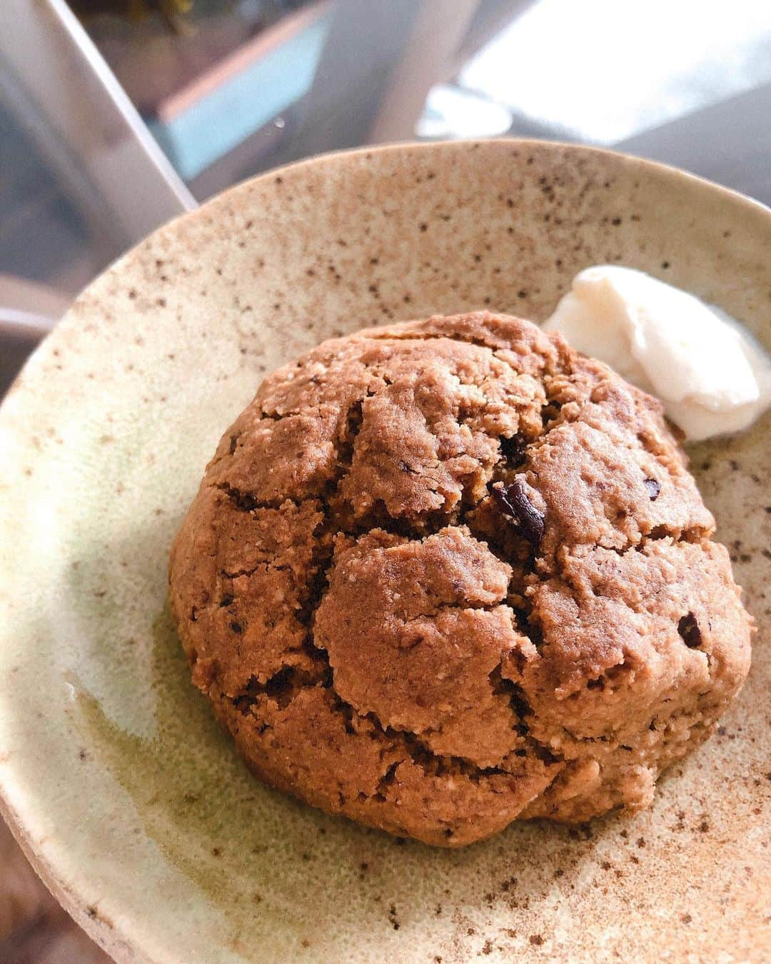 芝彰子さんのインスタグラム写真 - (芝彰子Instagram)「homemade vegan scorn♥︎ . . そとサクッと、中ふんわり。 . . ナッツ類切らしてて かぼちゃの種、ひまわりの種でたんぱく質。 あとヴィーガンチョコ入れました🌱 . 小麦粉、卵、乳製品、白砂糖不使用。 香ばしくしたくて、 粉類も大豆粉とオーツ粉、ハトムギ粉etc... 加減して入れてみたら成功☺️♪ . . #vegan #organic #scorn #ヴィーガン #ヴィーガンスコーン #からだに優しいおやつ」12月8日 21時10分 - akiaki1221