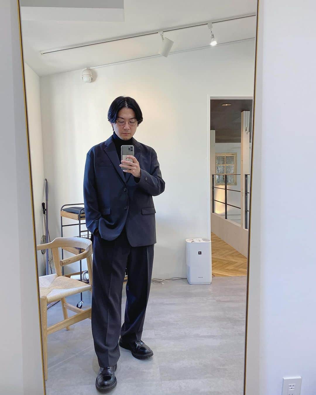 野口和弘のインスタグラム：「今日はお休み頂きましてありがとうございます🙇‍♂️ . 明日以降バンバンお待ちしております！ . セットアップたまに着ると気分上がるね。」