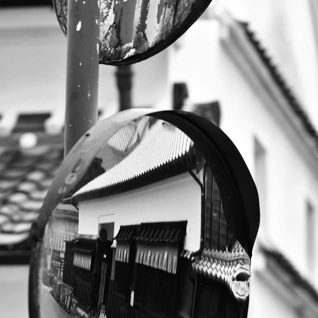 naotakeのインスタグラム：「カーブミラー - Safety mirrors / D810 & Snapseed, 20201209 . . 出勤日で先輩社員と言葉を交わしながらお仕事。隣に誰かがいる職場はいいなと思った。 . . #spicollective #royalsnappingartists #infamous_family #rsa_main #infinity_photo_cult #2_fineart #jp_gallery_member #jp_gallery_bnw #trb_bnw #wp_bnw  #bnw_life #bnwlife_member #bnw_life_shots #bnw_captures #world_bnw #top_bnw #team_jp_ #team_jp_モノクロ #ig_energy_bw #ig_nihon #streetphotographybnw #igersjp #blackandwhite #bnw #bnwphoto #monochrome #bw #bnwphotography #nikon #d810」