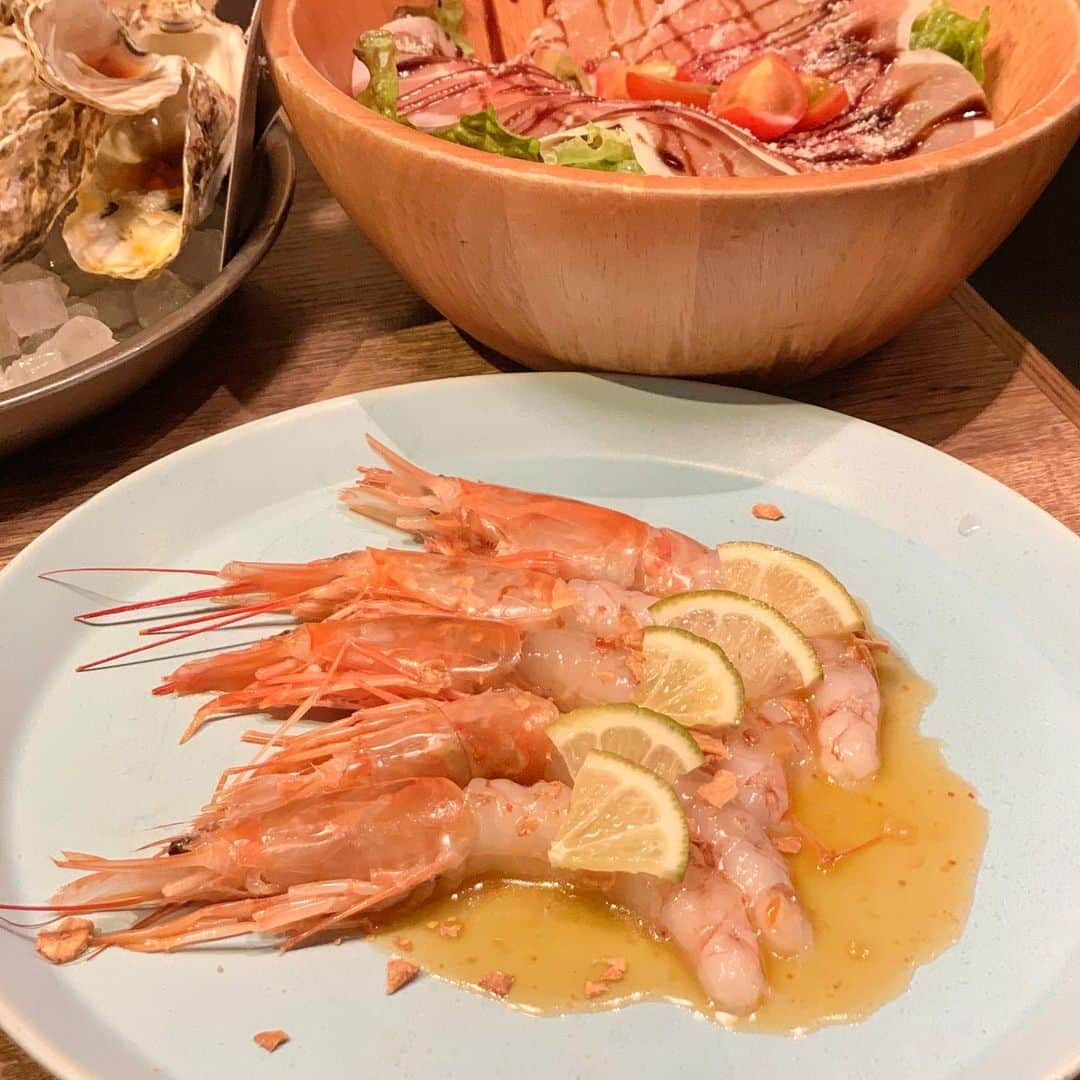 吉川ちかさんのインスタグラム写真 - (吉川ちかInstagram)「最近牡蠣を食べたいなと 思った時は新宿ルミネの ガンボ＆オイスターバーへ🥺💓 . 質問でどこのお店ですか？と 聞かれるので載せてみた！！ . 生牡蠣の食べ比べ楽しい 私は厚岸とか室津とか 仙鳳趾とかがタイプかな🦪💓 冬は牡蠣が特に美味しい🤤 . #🦪#牡蠣#オイスターバー#新宿ルミネ#新宿#新宿グルメ #ディナー#オイスター#牡蠣料理」12月8日 21時18分 - yoshikawachika_1116