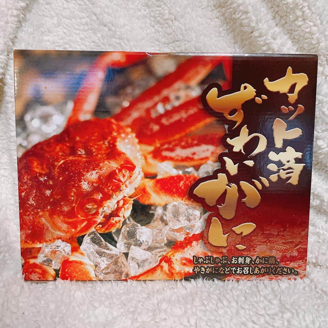 みき みーやんさんのインスタグラム写真 - (みき みーやんInstagram)「年末に…極上生ズワイガニ🦀💕 . 何を食べても美味しいざこばの朝一 @zakobanoasaichi.online . 特大ズワイガニ800g（2〜3人前） 送料込みで6980円っていう破格！！😲 （🉐ここから300円引きになるクーポンあるよ🤫 . 生でも食べられるから甘さと柔らかさが 存分に味わえるカニ刺しと🦀 ふわっふわな食感と甘さが味わえる焼きガニと🦀 バターのコクとカニの旨味が味わえる バター醤油焼きガニ🦀 . 3種類で楽しみました🤤💕 こんなにプリプリで大きくてジューシーな カニがお取り寄せで食べられるなんて幸せすぎひんか。笑 国内入荷最大級のアラスカ産ズワイガニやから 食べ応えがもう全然違う😭😭これは年末にぴったり🥺💕 . ここの商品って冷凍臭さも全然ないから ほんまに冷凍？って疑ってしまうわ🤔（冷凍やで笑 . . . さ！フォロワーさん限定の300円引きクーポン もちろんありまっせ😏💕 カニだけじゃなくて全商品に使えるよ！ . クーポン期限→2020/12/31 23:59 定額値引き300円（全商品対象だよ❤ 【クーポン番号】は→ P9kl8s . 15日までに買うと早割特典もあるらしいから 要チェックですぞ🦀💕 . . #ズワイガニ #蟹 #カニ #蟹料理 #カニ料理 #蟹鍋 #年末年始#カニ鍋 #蟹しゃぶ #カニしゃぶ #ざこばの朝市#お取り寄せ#ズワイガニ#カニ好き#蟹好き#お取り寄せグルメ#お取り寄せできます#ご褒美#ちょっとした贅沢#かに #カニしゃぶ#🦀#おうちご飯#おうちごはん#お家ご飯#お家ごはん#おうち時間#おうちごはん通信#年末年始の過ごし方#年末に向けて」12月8日 21時31分 - mi_yan0101