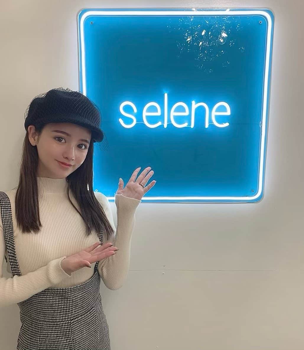 姫奈のインスタグラム：「. . 今日は @selene_salon_  に お肌のメンテナンス行ってきました✨ . unstress 🍃アンストレス ってゆうメニューで2時間くらいでした♡ ピーリングで悪玉菌を取り除いて 美肌菌を取り入れ、お肌の調子を整えて 水分を強制的に入れ込む最強トリートメント🥺✨ . 施術中もお肌について 教えてくれて勉強になったし 施術後のお肌を見て触ったら本当びっくり🤣 トーンアップもしたし、 お肌のもちもち感がかなり凄いの🥺💓 ひなもこれからノーファンデで いけるように頑張るってモチベ上がった♡ 💟私のインスタ見たって伝えると、 ¥22,000👉¥10,000になるみたい💟 お得すぎる♡気軽に名前使ってください♡ . 感動しすぎて、ここのサロンの 化粧水、美容液、クリームも 買っちゃいました☺︎✨ これもまた凄い良い♡オススメです♡♡ . . . #salon #美容サロン #お肌メンテナンス #エステ #すっぴん肌 #お肌ケア」
