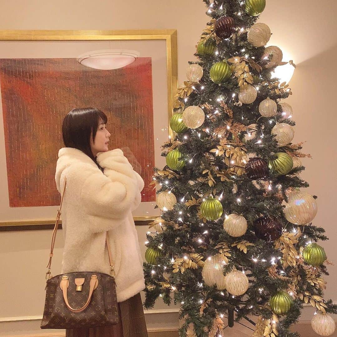 金久保マユ（ぼんぼん）のインスタグラム：「弟ぼんの誕生日祝いで行ったお店にあったクリスマスツリー🎄 . . 一人暮らしの家にもクリスマスツリーを置きたいなって最近思い始めました。絶対邪魔になるけど……笑」