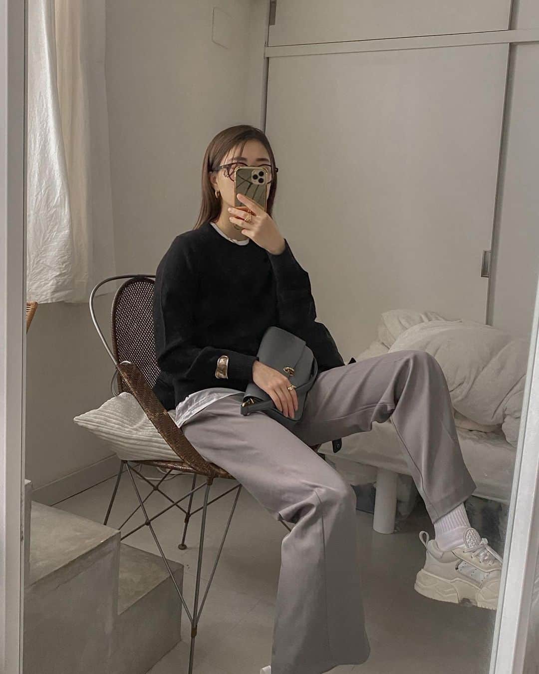 のインスタグラム：「・ ・ UNIQLO coordinate☕️ ・ ・ 今年もカシミヤニットを💭 触り心地と着心地がやっぱりちがうのよね♡レディースを少し大きめサイズで、今年はブラック✌︎ ・ ・ 🏷 TOPS @uniqlo #カシミヤクルーネックセーター BLACK / L TEE @hanes_japan  PANTS @urs_official  BAG @charleskeith_jp  ・ ・ ・  #ユニクロニット部  #uniqlo  #uniqlo2020fw  #uniqlo_karen  #uniqlou2020fw  #ユニ女  @uniqlo_ginza  #outfit #ootd  #シンプル #コーデ #コーディネート #今日のコーデ #私服  #ユニクロ #ユニクロコーデ #ユニクロユー #pr #urs_official #urs #ユアーズ #charlesandkeith」
