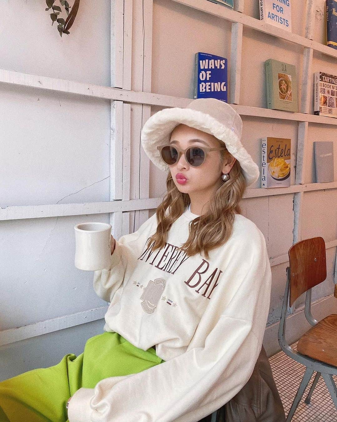 岩渕加恵さんのインスタグラム写真 - (岩渕加恵Instagram)「w i t h ☕️ . . .💗 ゆった〜りカフェ時間の日💭 お気に入りがぎゅっと詰まったコーデ😙👌 🔖リバーシブルのもこもこ帽子〜 🔖vintage風のスウェット〜 🔖色味が最高のライムパンツ〜  基本アイス派なんだけど、身体のために 最近はホットを飲むように心がけてますっ。🫖🍫 （誰が知りたいね〜んwww🤪👐  #冬コーデ #カジュアルコーデ #高身長コーデ」12月8日 21時25分 - kae0113