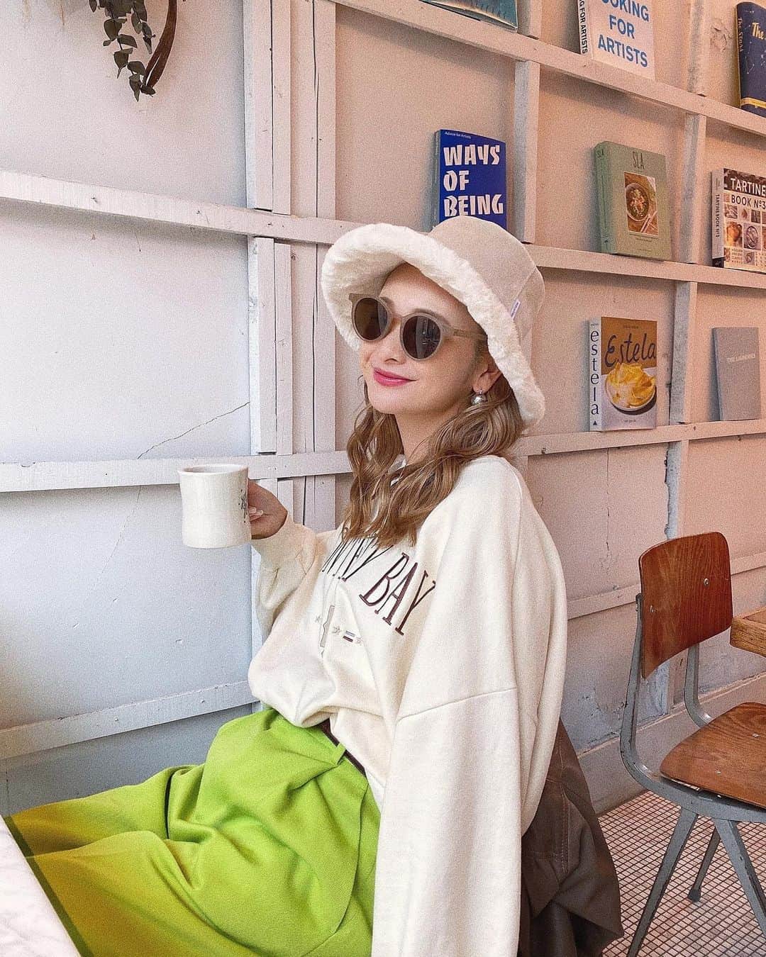 のインスタグラム：「w i t h ☕️ . . .💗 ゆった〜りカフェ時間の日💭 お気に入りがぎゅっと詰まったコーデ😙👌 🔖リバーシブルのもこもこ帽子〜 🔖vintage風のスウェット〜 🔖色味が最高のライムパンツ〜  基本アイス派なんだけど、身体のために 最近はホットを飲むように心がけてますっ。🫖🍫 （誰が知りたいね〜んwww🤪👐  #冬コーデ #カジュアルコーデ #高身長コーデ」