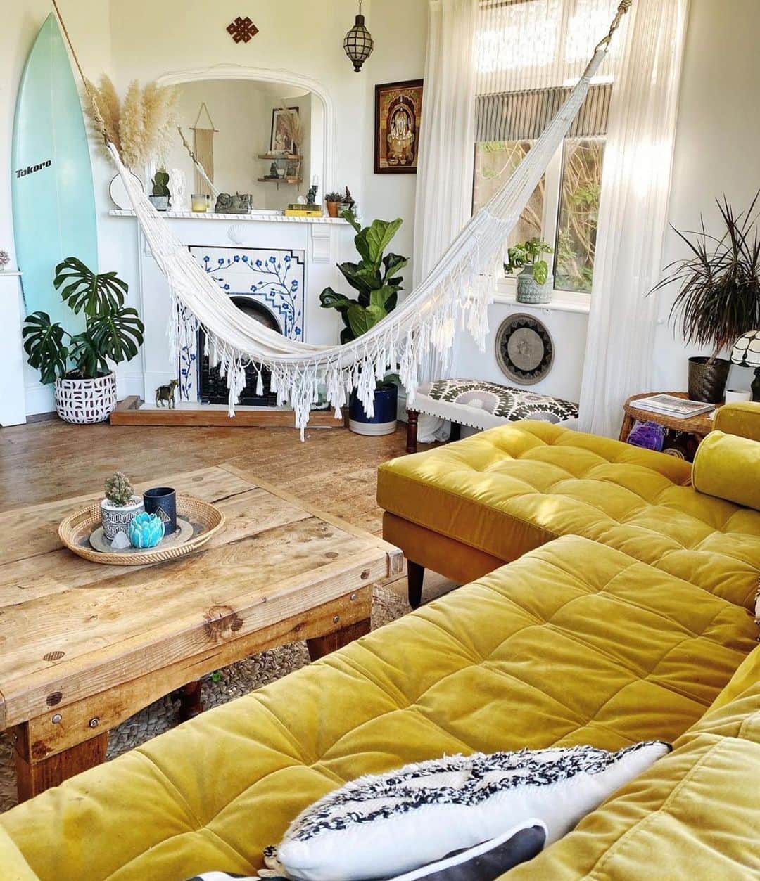 My Interiorさんのインスタグラム写真 - (My InteriorInstagram)「Loving the color match, the swing is a must, such a relaxing ambiance by @antoniadreaming A glimpse of an home by the sea 🌊 surf 🏄‍♀️ board is essential 👍 👏」12月8日 21時25分 - myinterior