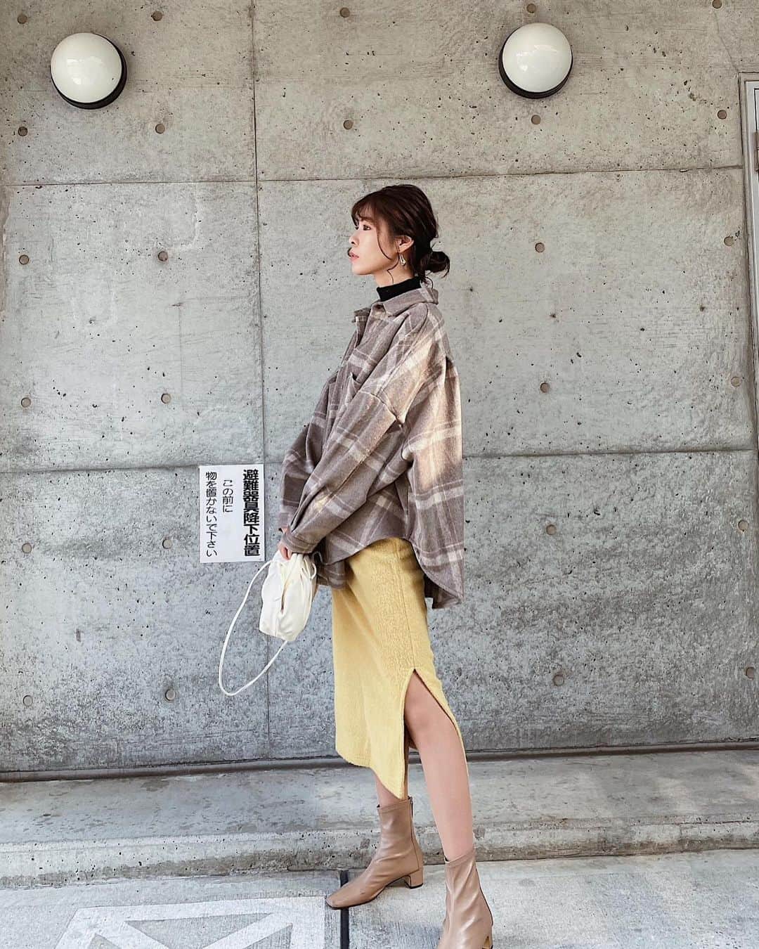 Yuika Matsuさんのインスタグラム写真 - (Yuika MatsuInstagram)「. #outfit  . めっちゃお気に入りのコーデ💛 @rustal_official の チェクオーバーシャツジャケットが可愛くて はやく着てお出かけしたかった人🙋🏻‍♀️ . . 淡い色で合わせやすいチェック柄は 色物に合わせるとより今年っぽくなるよ。 . ウール混だから軽くて暖かいし おしりもすっぽり隠れるサイズ感だから 厚手のインナーも仕込めちゃう 軽アウターとしても私は使ってます🦊 . . . outer @rustal_official  skirt 韓国で購入 bag @lefua.closet  boots @grl_official  . . #大人コーデ #大人カジュアル  #ootd#ootdfashion #冬コーデ  #rustal#ラスタル」12月8日 21時25分 - yuika00802