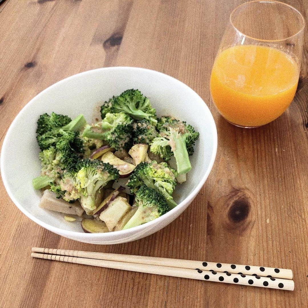 のインスタグラム：「・ ・ 蒸し野菜ボールと手作りみかんジュース🥗🍹 1口サイズに切った野菜は蒸し器に入れて、3分半〜4分蒸すだけで出来上がります！💭 約10分で出来ちゃいます🔥🔥 ・ ジュースは、皮の汁と刻んだ皮を入れて熟成させてるよ( "´༥`" ) ・ #ヘルシーランチ #ヘルシーメニュー #野菜料理 #ダイエットメニュー #お家カフェ」