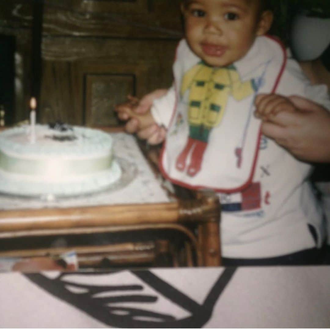 のインスタグラム：「From my first birthday to my 25th today. Been a rollercoaster, full of highs and lows. But I give thanks to the most high for life.. 🥂❤️」