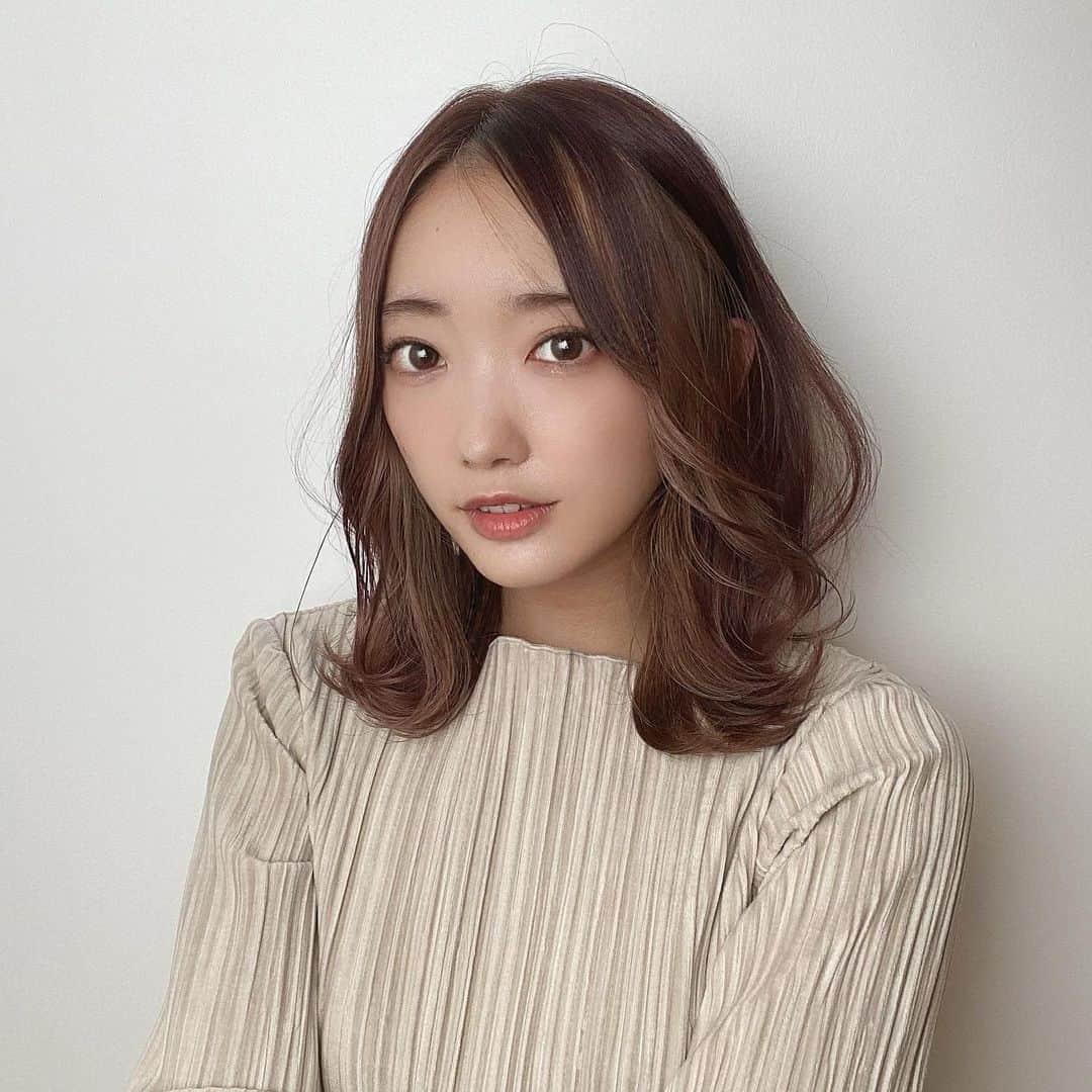 相澤瑠香のインスタグラム：「new  hair color♡ ずっと挑戦したかったインナーカラー💈 前髪インナーも入れていただきました☺︎ 天さん( @tenhouo )いつもありがとうございます！  #newhaircolor #インナーカラー #前髪インナーカラー #イメチェン #ミディアムヘア」