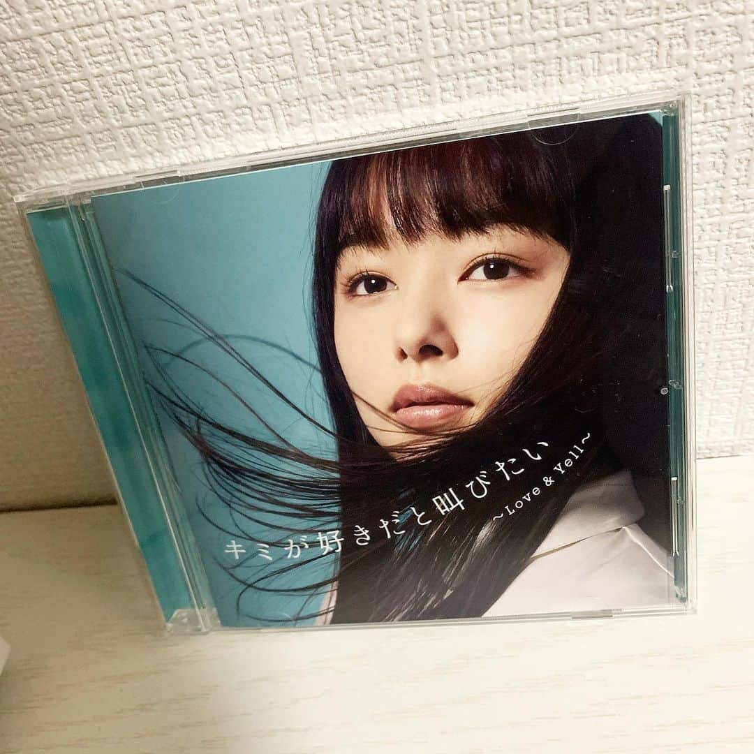 横山玲奈さんのインスタグラム写真 - (横山玲奈Instagram)「💿 . . 「キミが好きだと叫びたい  〜Love ＆ Yell〜」 . 大好きな1枚の紹介をさせてください この1枚は...もう選曲が最高すぎます . . そして大好きな桜井日奈子さんが ジャケットなので持ち歩きたいくらい 大好きなCDです。笑  #キミが好きだと叫びたい #DJ和 さん #桜井日奈子 さん #横山玲奈 #helloproject #morningmusume20  28曲目の果てしない夢をとか 小さい頃からずっと聴いてたなぁ そして大黒摩季さん大好きです」12月8日 21時33分 - reina_yokoyama.official