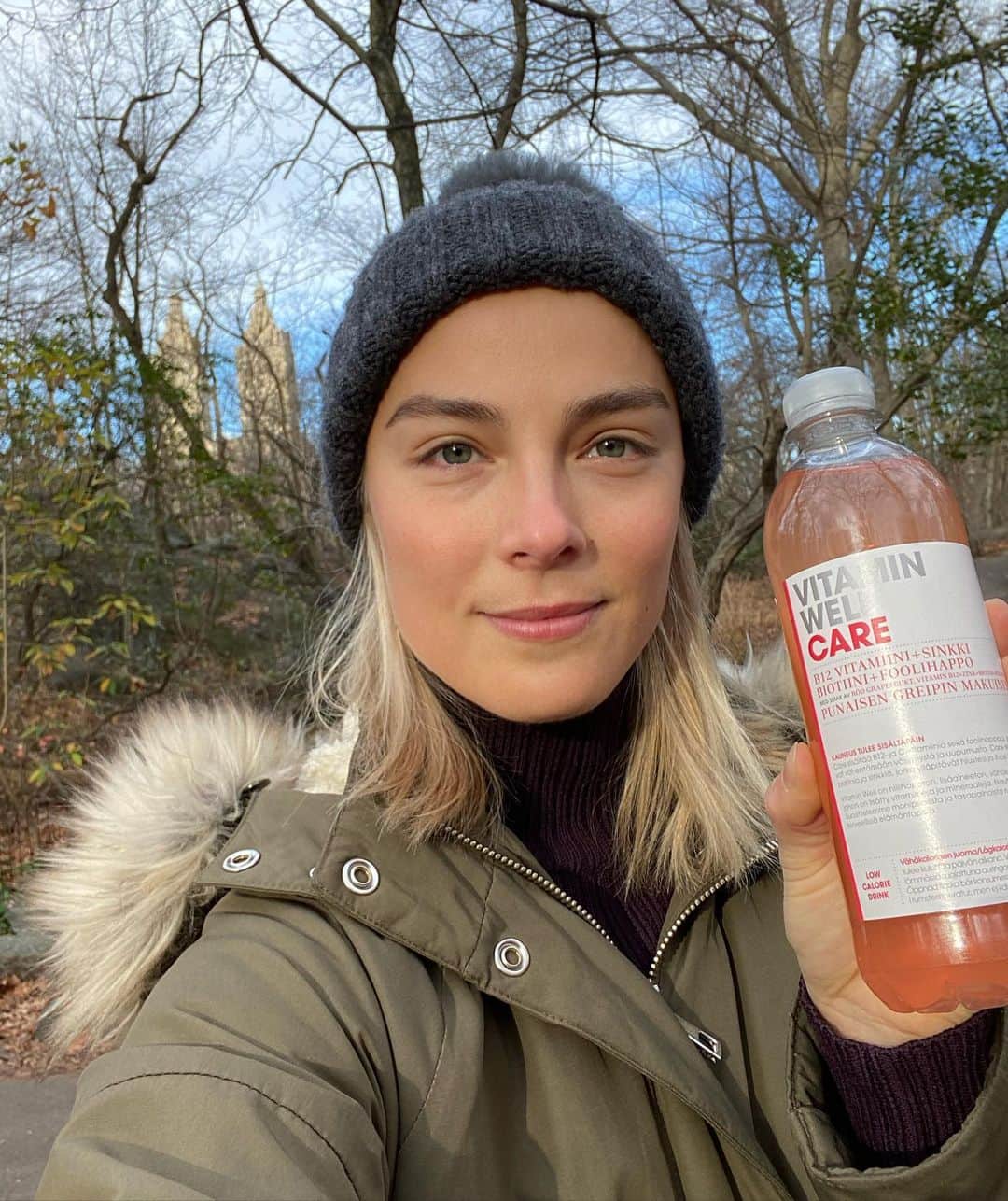 キーラ・コルピのインスタグラム：「🌲48 tunnin ARVONTA🌲 kaupallinen yhteistyö @vitaminwellsuomi  Arvon 6 Vitamin Well Care juomalaatikkoa ilahduttamaan sinua ja ystävääsi nyt pimeimpään vuodenaikaan Suomessa🇫🇮 Osallistu arvontaan seuraamalla mua ja @vitaminwellsuomi tiliä ja tägäämällä ystäväsi. Voit myös halutessasi vastata kysymykseen: miten pidät huolta itsestäsi näinä haastavina aikoina? ❤️ Mulle luonnossa liikkuminen on yksi tärkeimmistä self-care rutiineista.  Voittajille toimitetaan juomat suoraan kotiovelle. Onnea arvontaan🤗  #vitaminwellsuomi #arvonta」