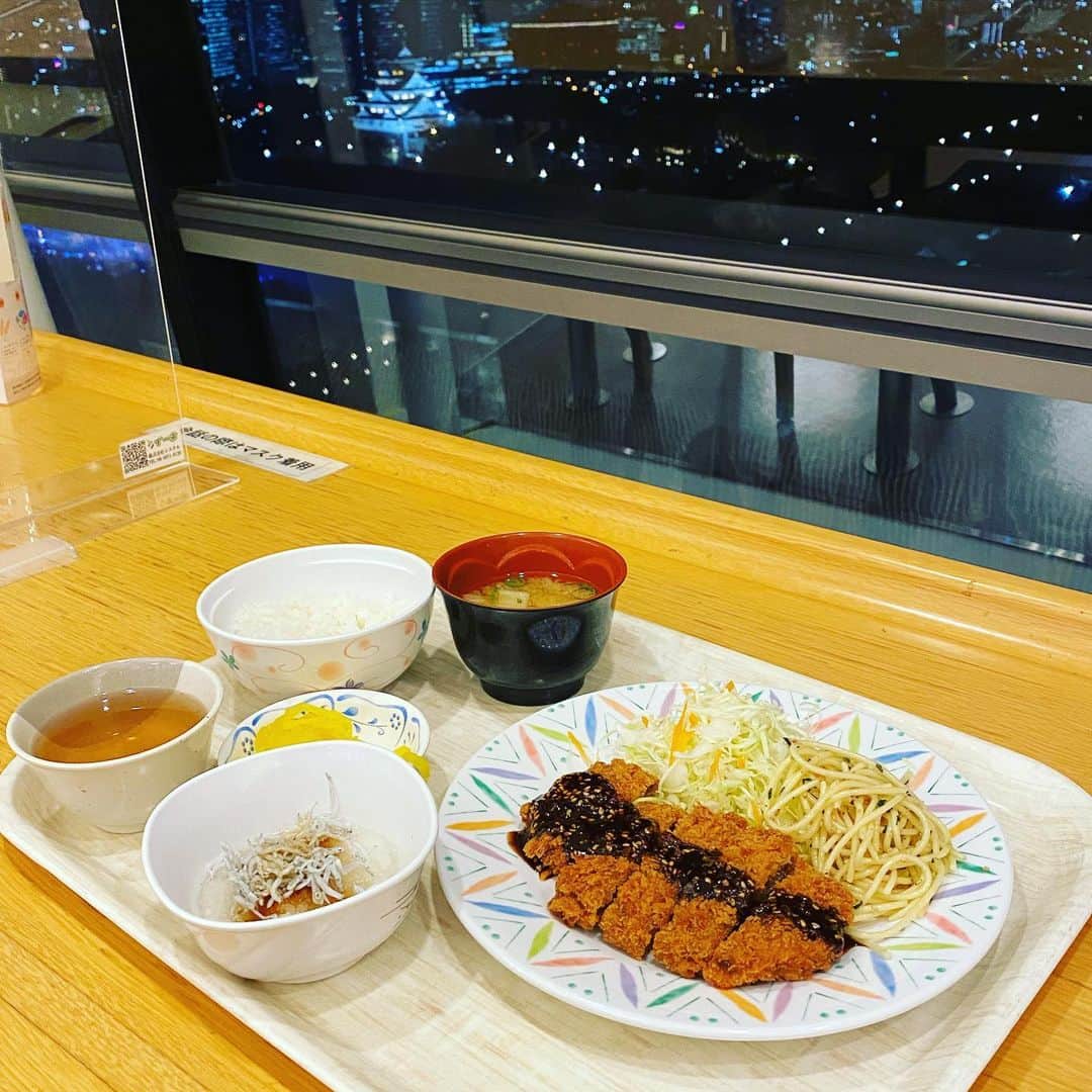 西川忠志さんのインスタグラム写真 - (西川忠志Instagram)「NHK食堂  NHK『おちょやん』収録中です。 夕飯はNHK食堂にて。  今夜はビフカツ定食にしました。 美味しくいただきました。  並べ方がバラバラですいません😅  大阪城も写っております。  吉本新喜劇  西川忠志  感謝」12月8日 21時34分 - nishikawa_tada