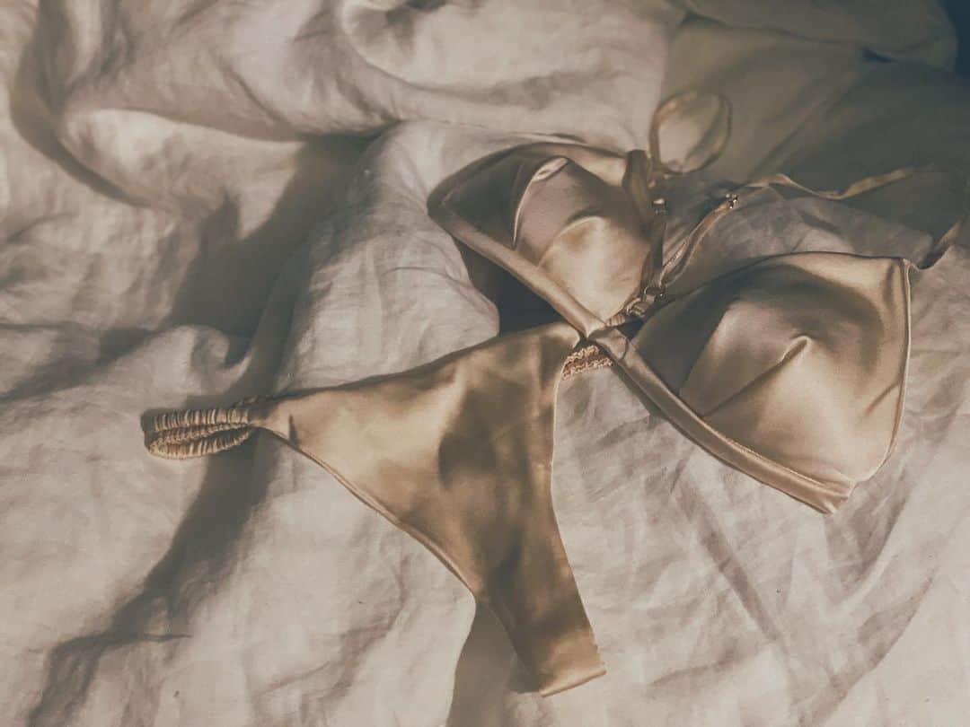 藤田敦子のインスタグラム：「ㅤ 自粛中に投稿した @basara_silk のマスク、 友達からも、知らない方からも たくさん問い合わせをいただいて。 すっかり大好きで色違いで愛用しています😷 ㅤ そんなBasaraさん、実は下着ブランドさんでして、 なんと明後日からSpecial Fitting Eventを開催されるそう。  Basara / Nuのブラ&ショーツ 、パジャマ、 マスク、ネックウォーマー、ワンピースなどなど 2020AWシーズンアイテムを実際に 手に取って試せるFitting Eventらしく。 ㅤ わたしは残念ながら行けないけれど😭 会場は何と大好きな @chopcoffee_catstreet の上だったー🙌 ( @tocomizui0416 いってみて是非😉笑) ㅤ マスクも売ってるのかなぁ🤔 ちなみにわたしはランジェリーデビューしましたよん❤️ ㅤ ●Date 2020.12.10[Thu]〜12.13[Sun]  ●Place 東京都渋谷区神宮前5丁目11-13 2階 表参道よりキャットストリートへ入って徒歩1分、 1階にCHOP COFFEEがある古民家の2階 ㅤ ㅤ ↓ブランドさんのコメント 新型コロナウィルスの感染拡大を防ぐため、 換気、消毒の徹底をしまして開催させていただきます。 人の流れを止めない為に決済はECサイトにて行っていただき、 商品は送料弊社負担にて後日発送とさせていただきます。 ㅤ 会場内の混雑状況により、1Fのコーヒーショップにて お待ちいただく場合がございます。その際は、 コーヒーを一杯ご提供させていただきます。  美しく香るように纏うBasara / NuのLingerieとLifestyle アイテムをこの機会に是非ご覧ください  #basara_silk  #nu_silk  #シルクランジェリー  #フィッティングイベント  #シルクマスク  #洗えるマスク  #シルクブラ  #シルクライフ  #silkmask  #シルクウエア #シルクパジャマ  #シルクファッション  #シルクピローケース  #いつもご愛顧いただきまして  #ありがとうございます  #お家で過ごす  #いい時間  #妥協なき縫製し」