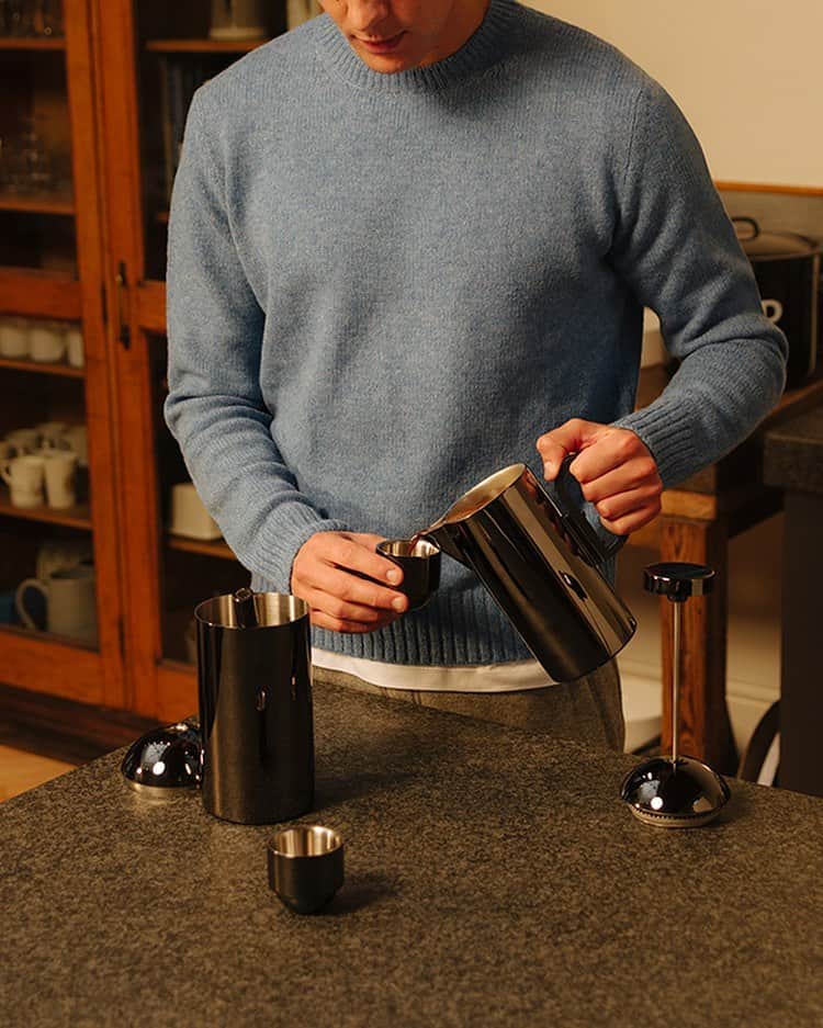 MR PORTERのインスタグラム：「This is your daily coffee break reminder ☕ #MRPORTERLittleLuxuries  Shop the story: Tom Dixon - Brew Coated Stainless Steel Cafetiere Set」