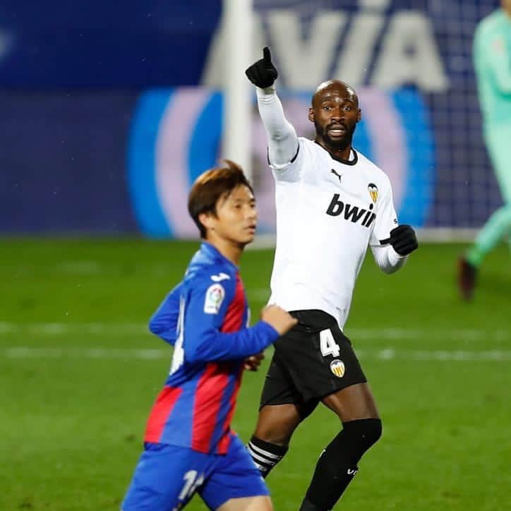 エリアカン・マンガラのインスタグラム：「Seguimos luchando 🦇 #AMUNT #VCF #M4NG4L4」