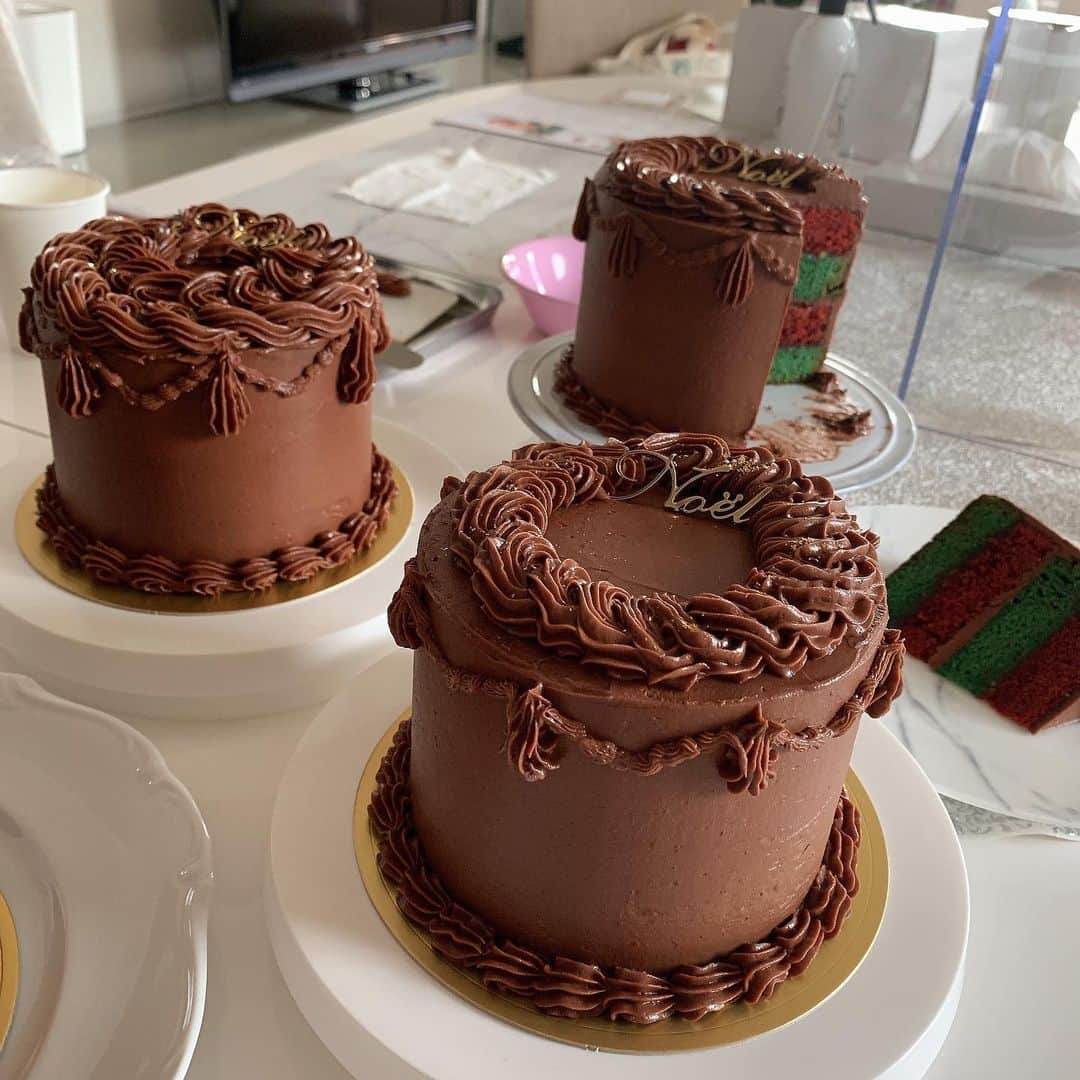 榎本温子のインスタグラム：「久しぶりにお菓子教室行ってきた✨オリエちゃんと楽しい時間を過ごしました。クリスマスのケーキかわいい✨中にママレードジャム入ってて美味しいんだ！大人のケーキ😌次はオレオケーキ習いたい🍰  #お菓子作り #お菓子教室 #オリあつ #food #instasweet #love #happy #cake #cakedecorating #noel #precure #chocolatecake #christmascake」