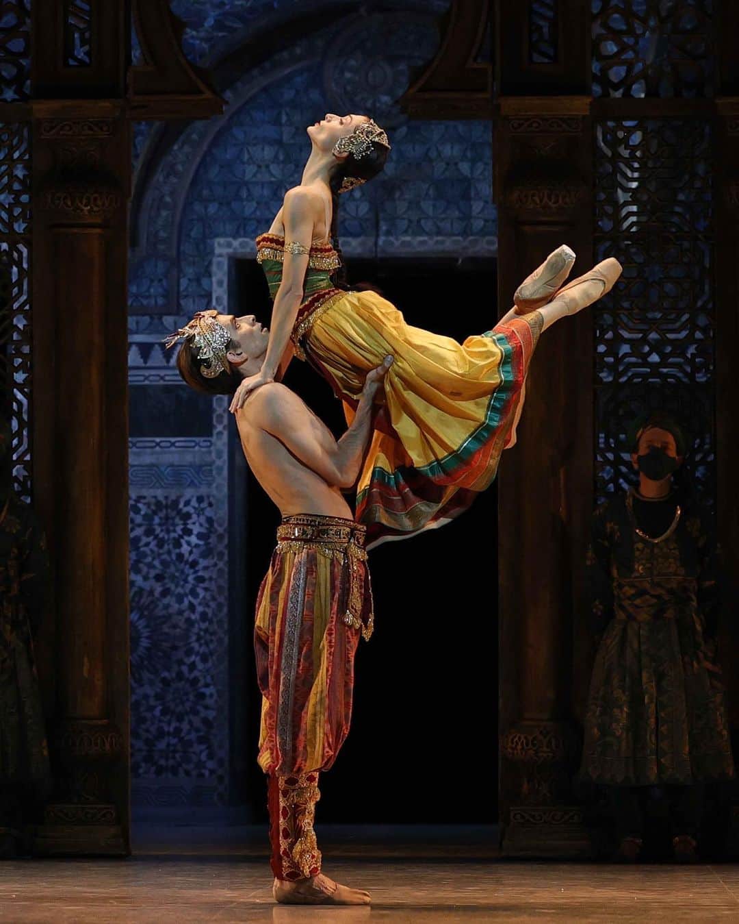 ドロテ・ジルベールのインスタグラム：「Nous gardons espoir !  Je danserai la Bayadère avec @germainlouvet le 15 décembre (soirée spéciale acte1 seulement), le 21, 26 et 1 janvier à 18h 📷 @svetlanaloboff - @balletoperadeparis  . #bayadere #operadeparis #ballet」