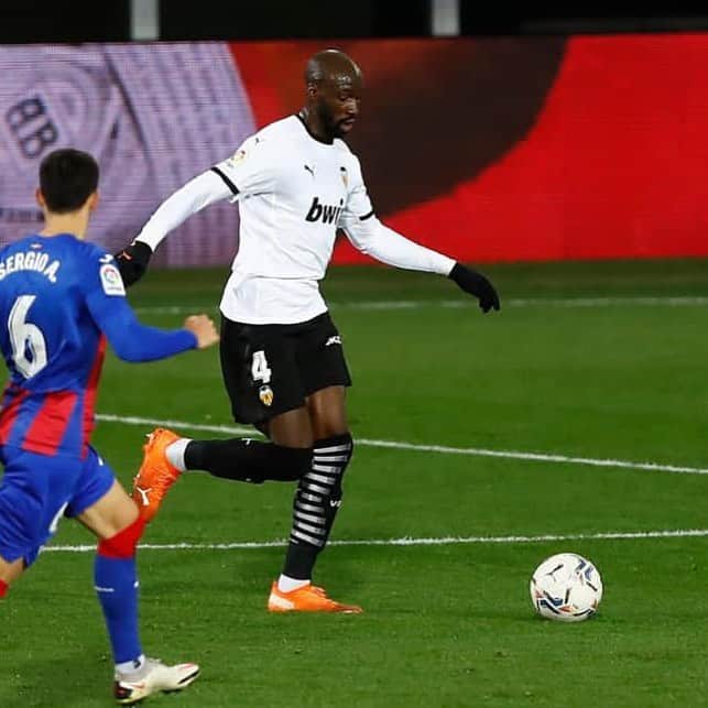 エリアカン・マンガラのインスタグラム：「Seguimos luchando 🦇 #AMUNT #VCF #M4NG4L4」