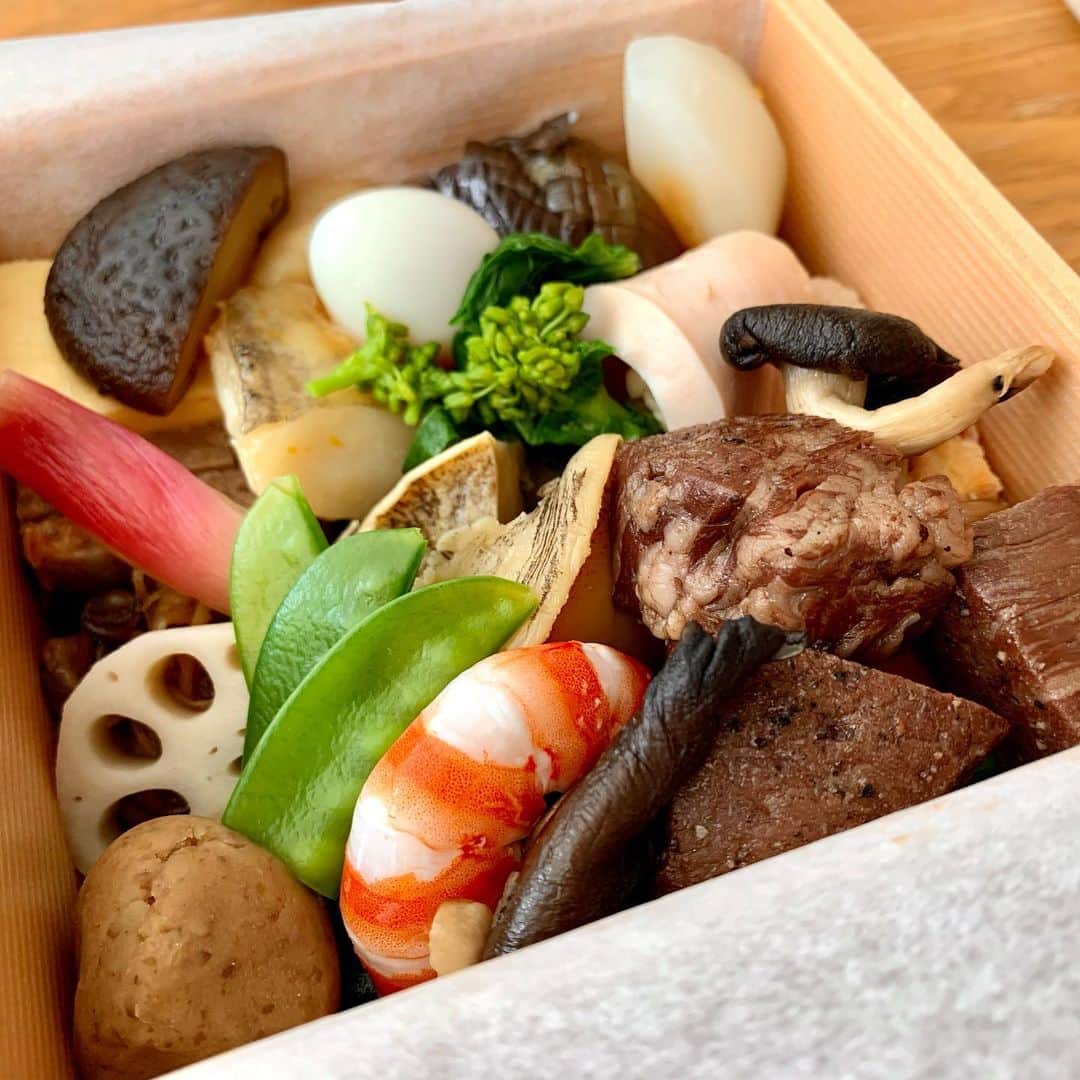 高嶋政宏さんのインスタグラム写真 - (高嶋政宏Instagram)「わ〜！大阪にパレドZのロケで行ったら、監督と懇意らしく門上武司先生がお弁当を全員にセッティングしてくれました！ こんな凄い弁当、食べたことない！門上先生！ありがとうございました！！ #masahirotakashima  #門上武司　#bsfuji  #パレドzおいしさの未来　#ミツカン」12月8日 21時44分 - starless1029
