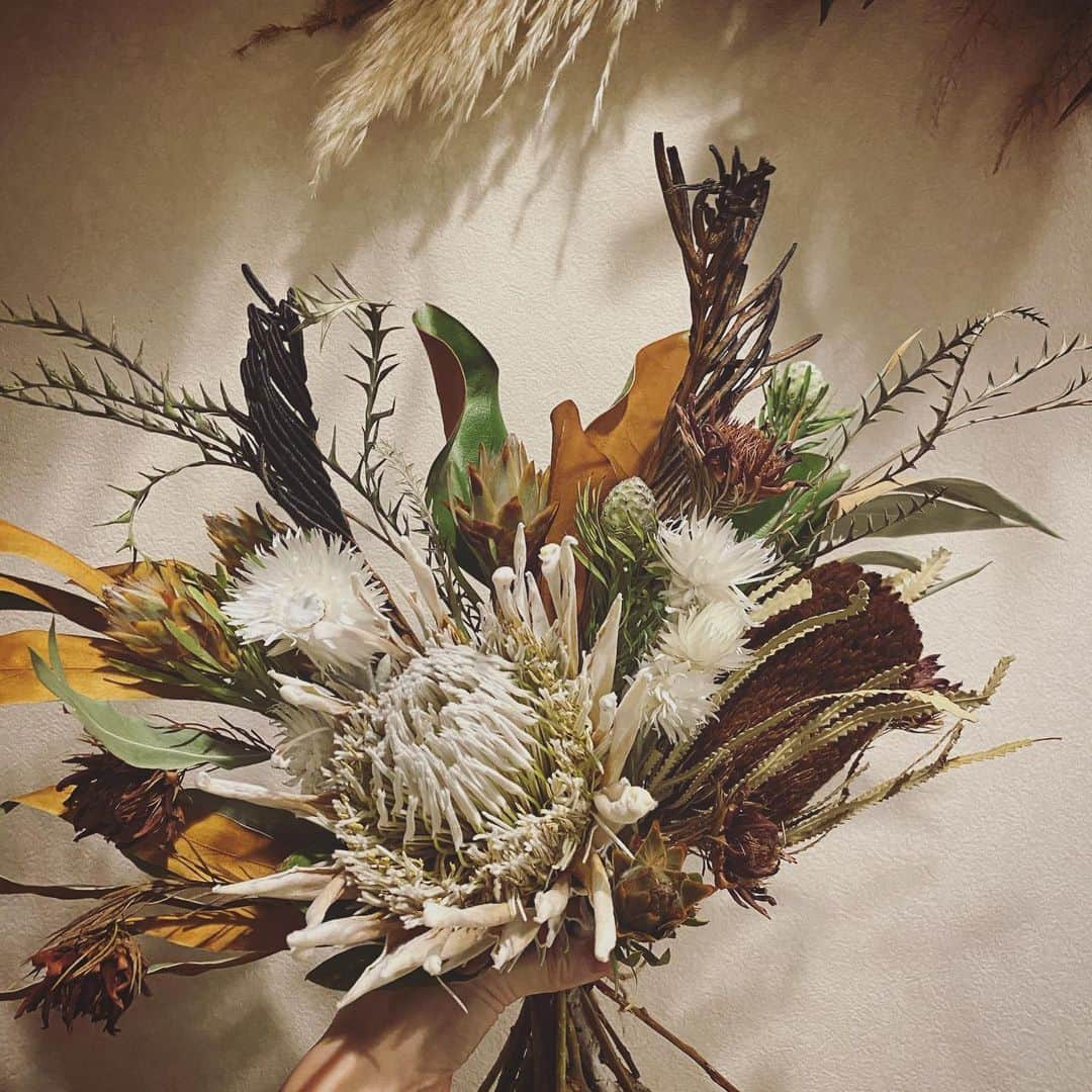 畑野ひろ子のインスタグラム：「@willgarden_official  オーダー頂きましたキングプロテアのドライブーケ。  #flowers #arrangement #bouquet #dryflower #gift #サスティナブル #willgarden」