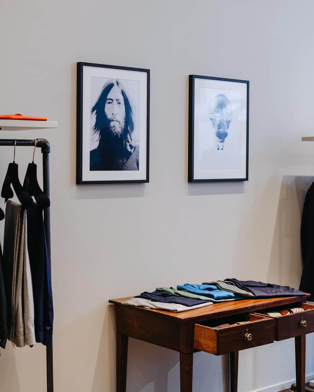 のインスタグラム：「Edward had the pleasure of dressing the late, great John Lennon for a number of years at Nutter’s of Savile Row. These never-before-seen portraits of Lennon were taken by Tommy’s brother, David Nutter. They are currently on-show in our new Savile Row shop and available to purchase for the first time. Stop by to take a look or order through our website, link in bio.」